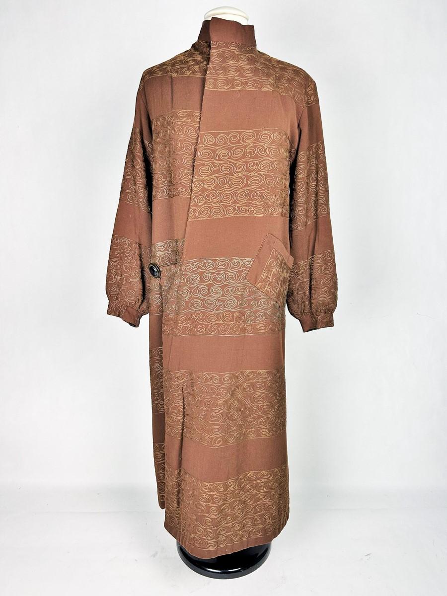 Un abrigo de lana bordada, forro estampado de Atelier Martine - Francia C. 1920 Marrón en venta
