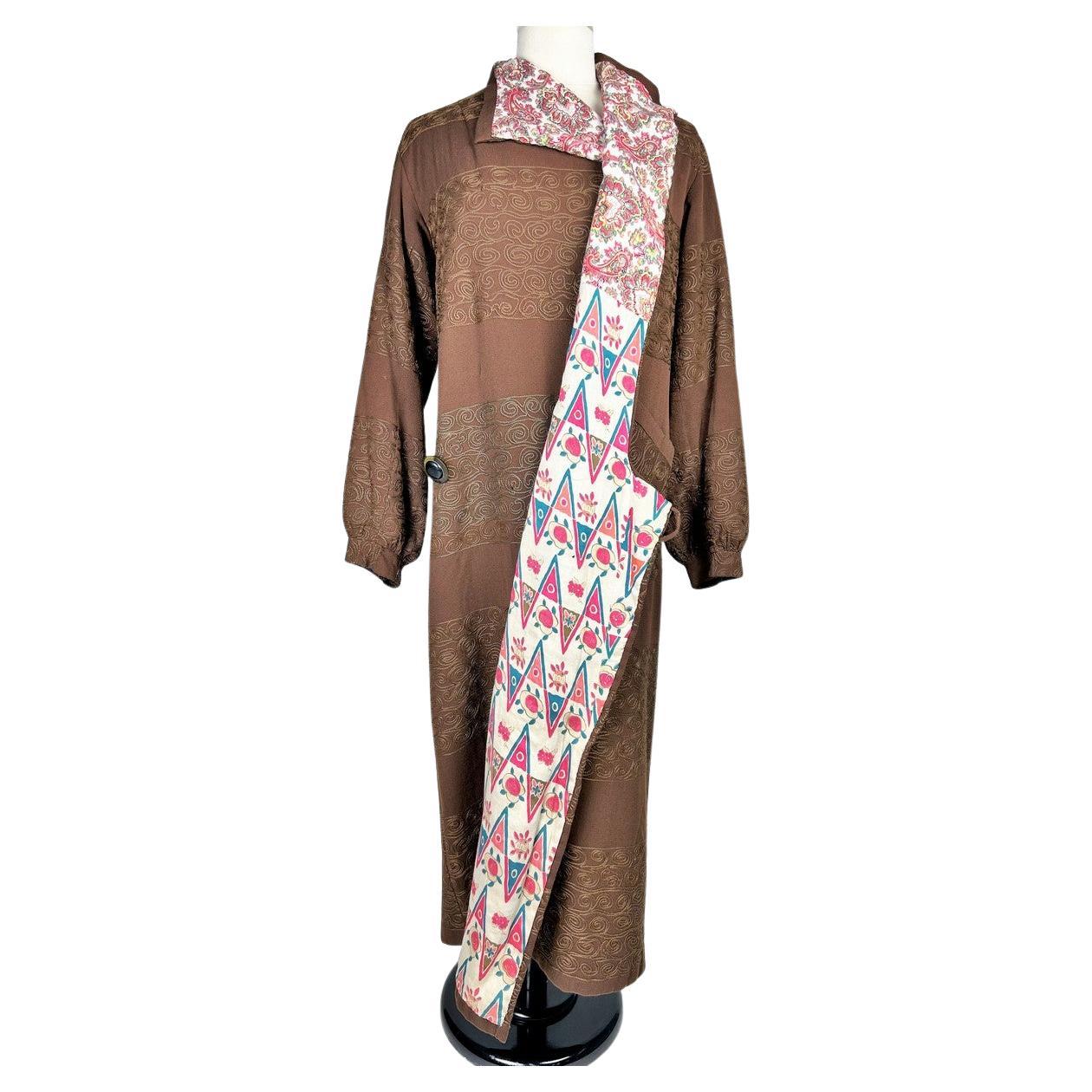 Un cappotto di lana ricamato, fodera stampata di Atelier Martine - Francia C.1920