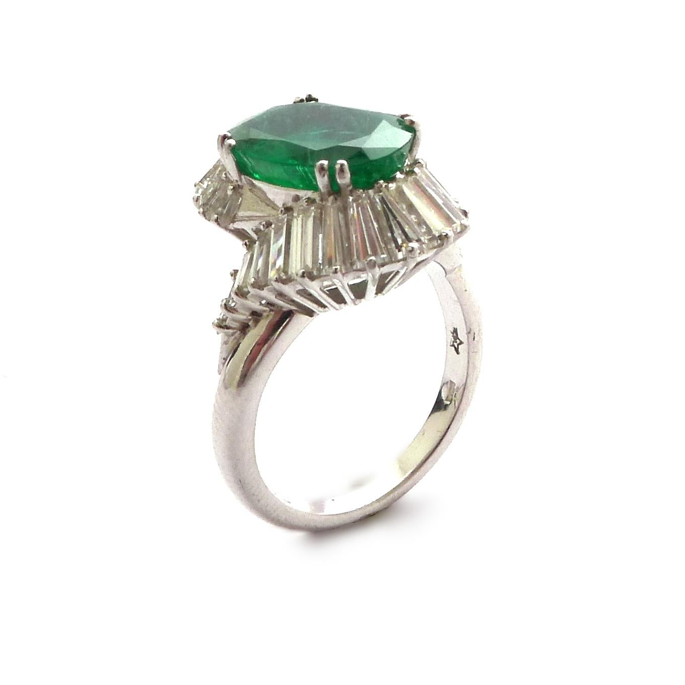 The oval-shaped emerald set in a taper-cut diamond wrap-around base

Mounted in platinum

- 1 oval-shaped emerald: 2.78 ct
- Baguette-cut diamonds: 1.77 ct total
- Ring size: 52
- Platinum: 7.70 gr