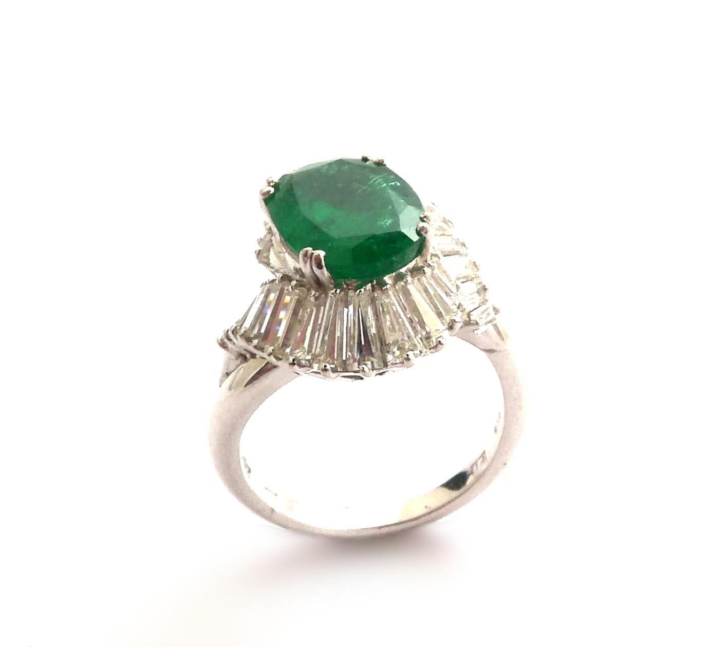 Romantic Emerald 2.78 Carat and Baguette-Cut Diamond 1.77 Ct Ballerina Ring in Platinum For Sale