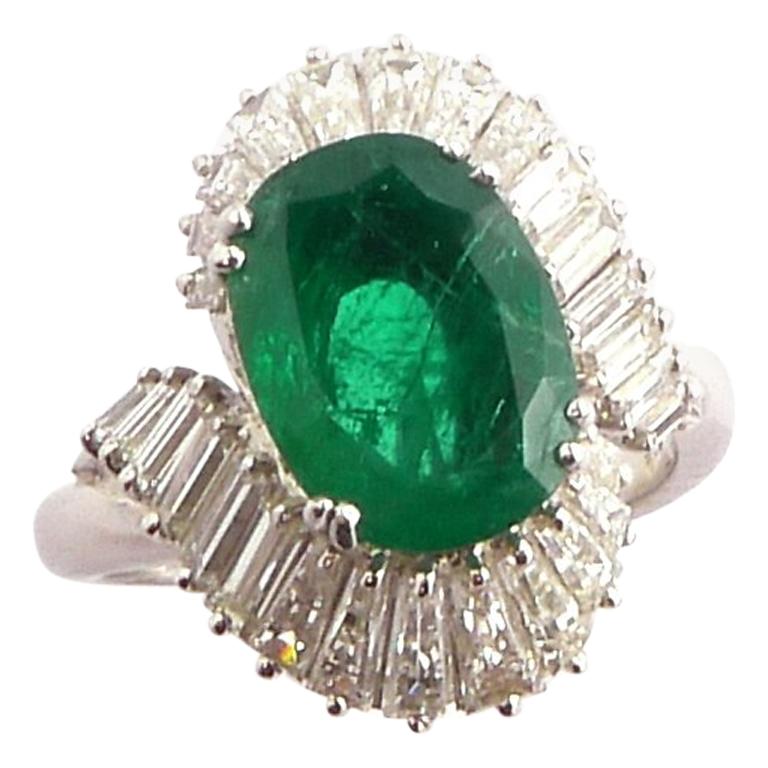 Emerald 2.78 Carat and Baguette-Cut Diamond 1.77 Ct Ballerina Ring in Platinum For Sale