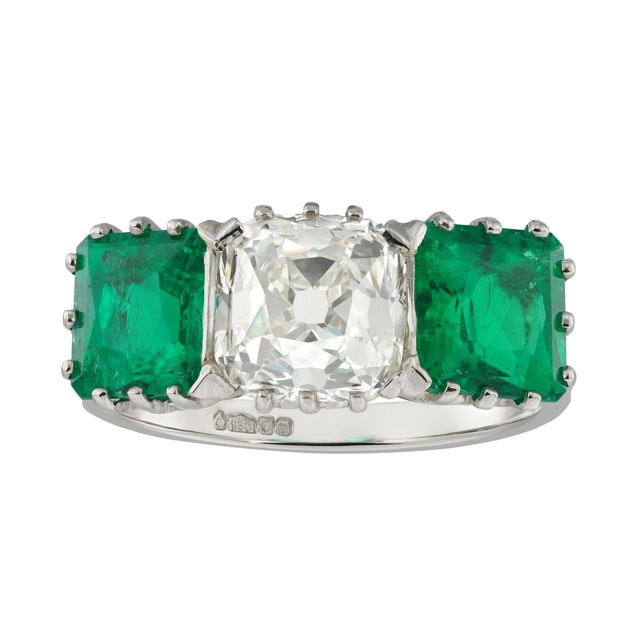 An emerald and diamond three stone ring In New Condition For Sale In London, GB