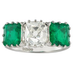 Ein Ring mit drei Steinen aus Smaragd und Diamant