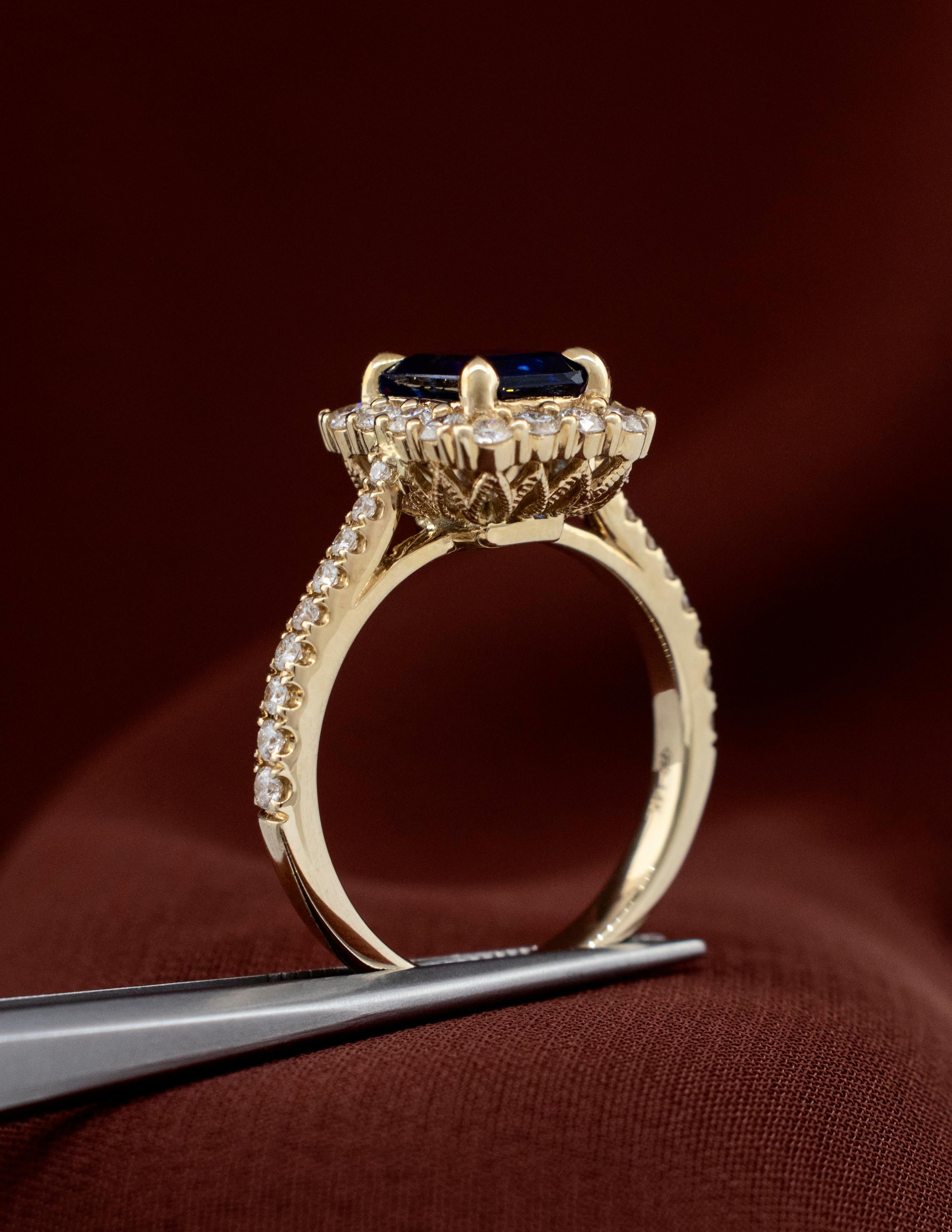 Moderne Bague en or jaune 14 carats avec saphir naturel taille émeraude de 1,98 carat et diamants en vente
