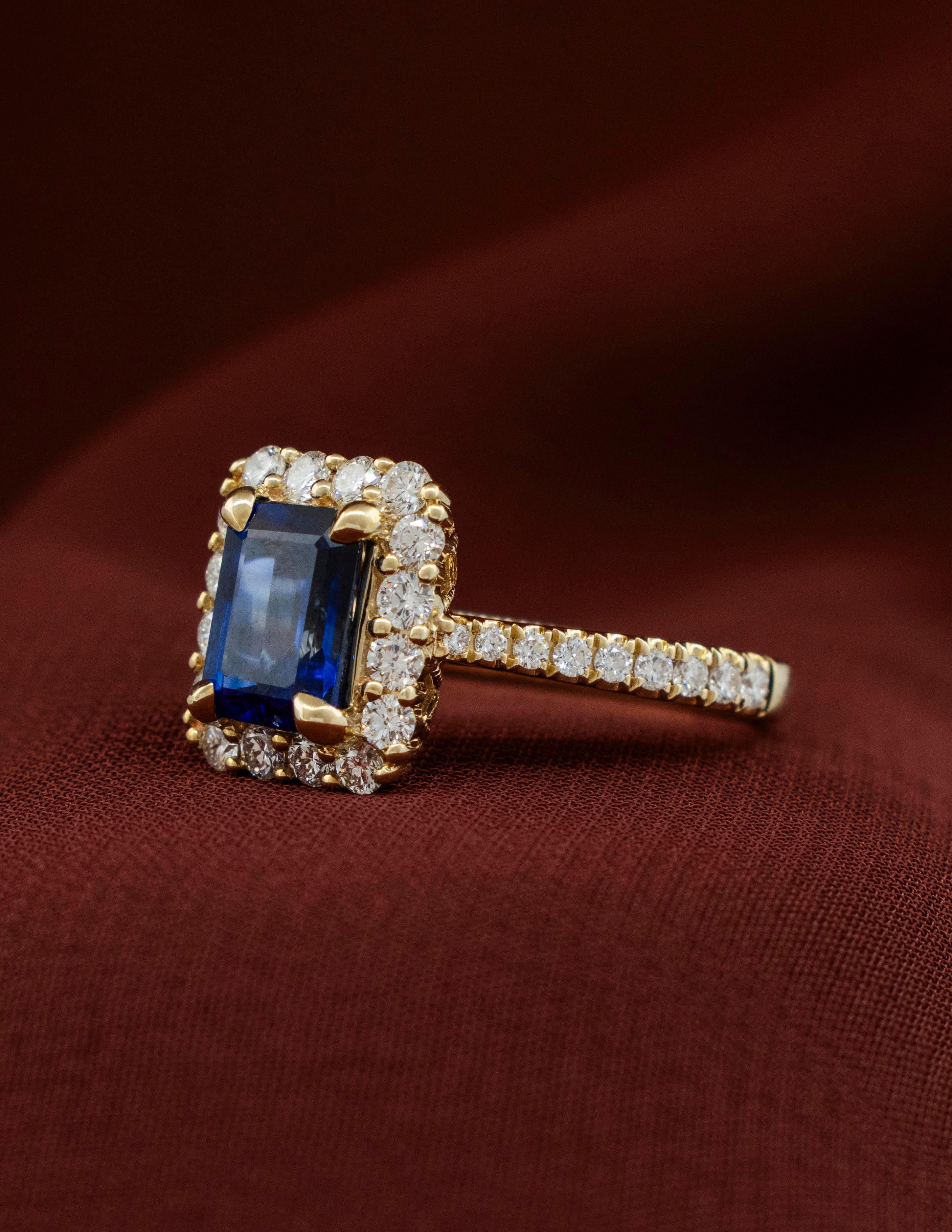 Taille émeraude Bague en or jaune 14 carats avec saphir naturel taille émeraude de 1,98 carat et diamants en vente