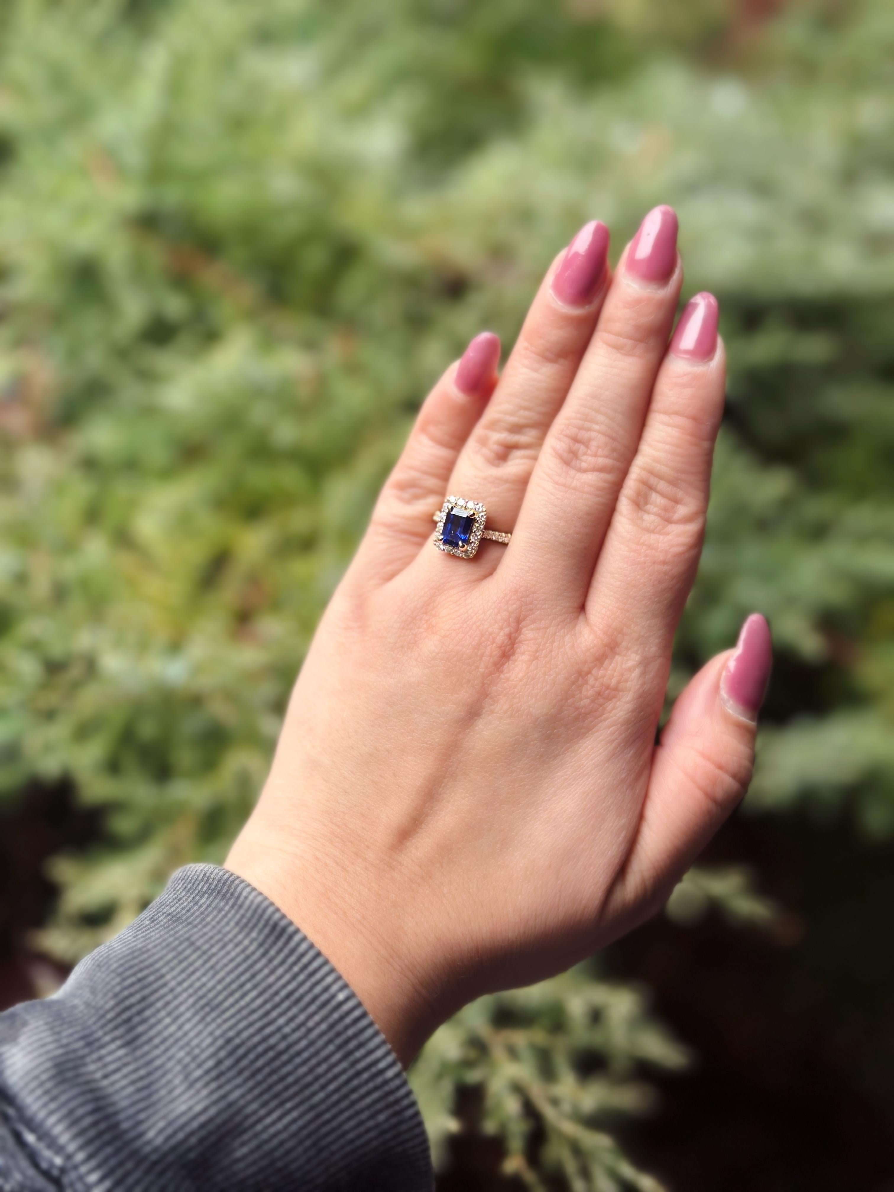 Bague en or jaune 14 carats avec saphir naturel taille émeraude de 1,98 carat et diamants Neuf - En vente à Boone, NC