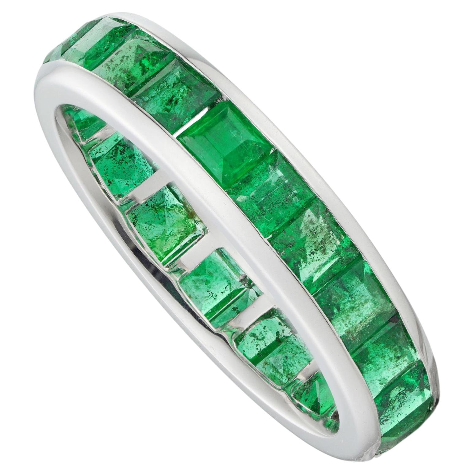 Une bague « éternité » entièrement sertie d'émeraudes