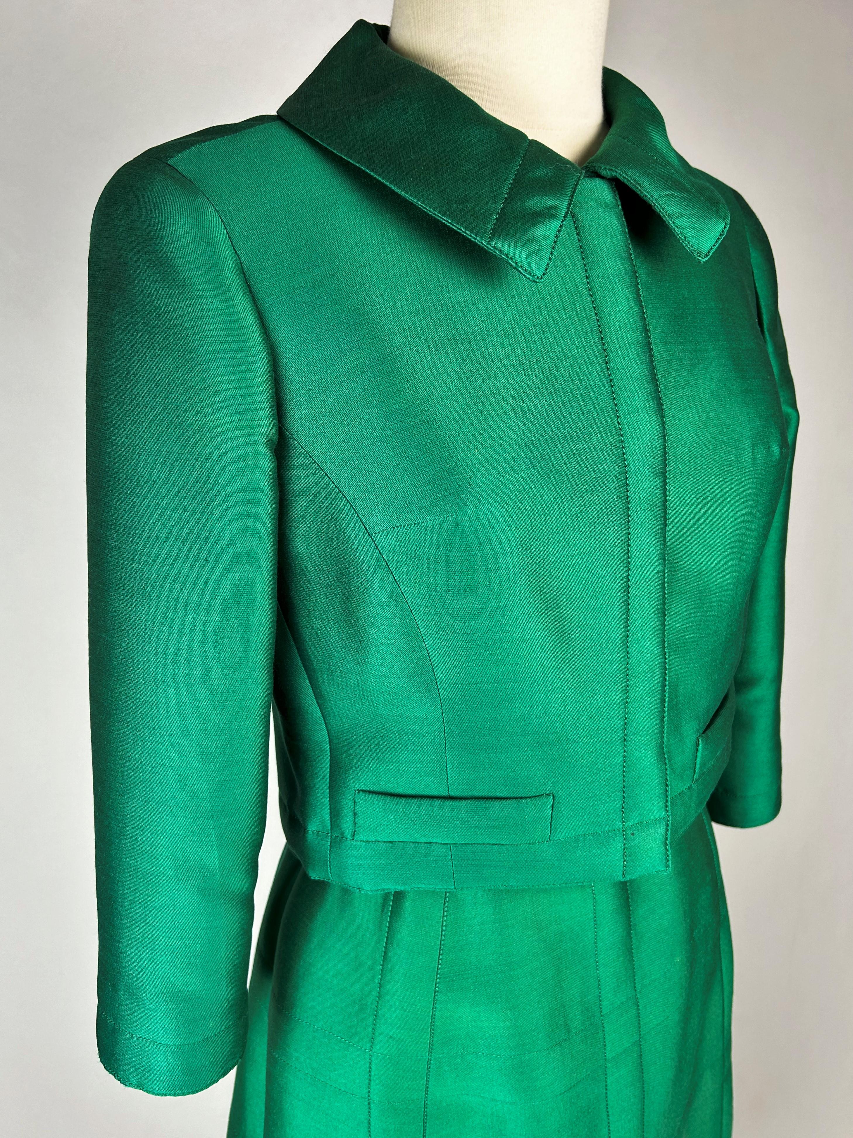 Circa 1968-1972

France

Elegant tailleur jupe Demi-Couture en gazar vert émeraude de Louis Féraud (autorisation spéciale Paris exécutée par Gabardin) datant de la fin des années 1960. Veste boléro, coupe droite avec col Claudes rabattu et manches