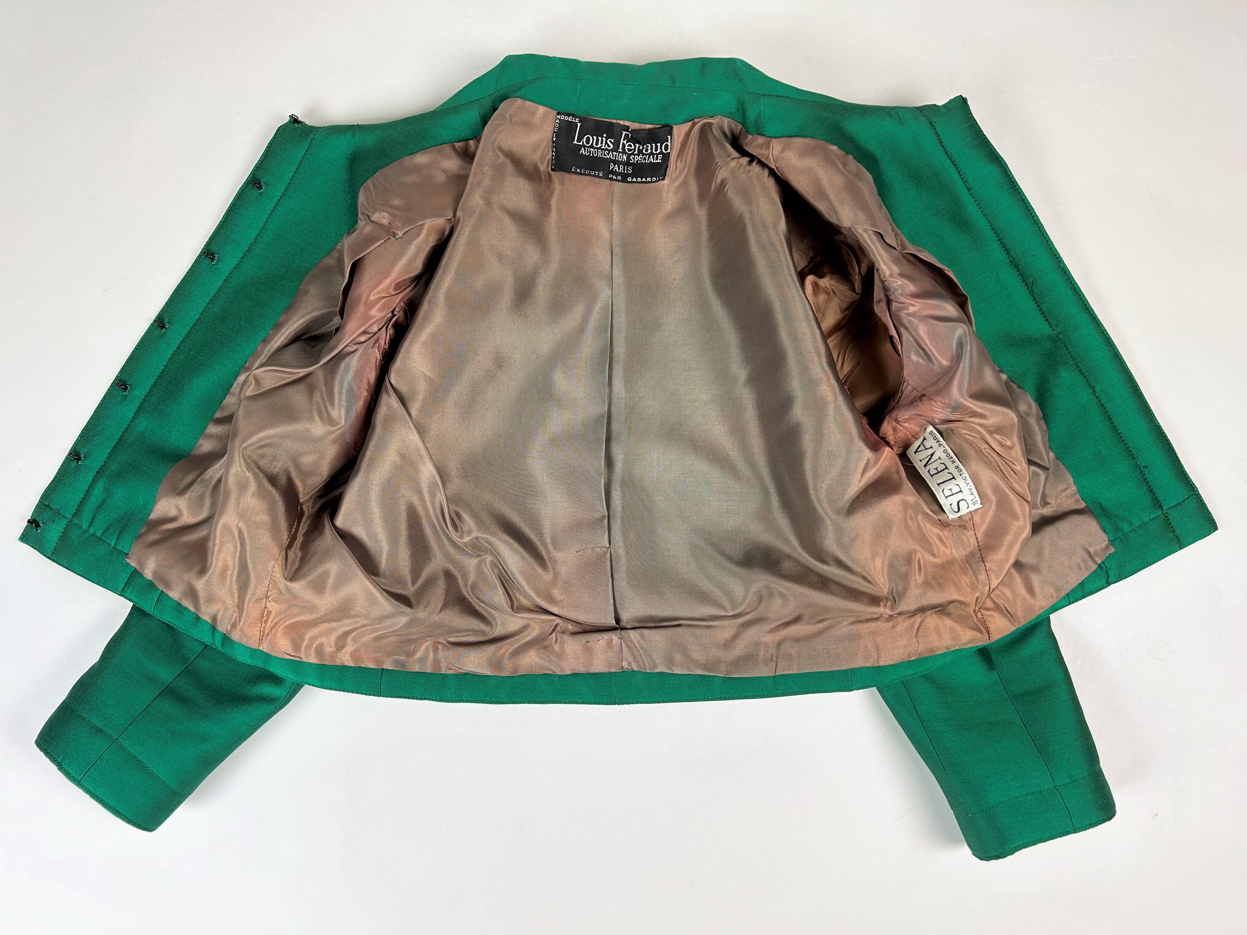An Emerald Gazar Demi-Couture Skirt Suit by Louis Féraud Circa 1968-1972 In Good Condition For Sale In Toulon, FR