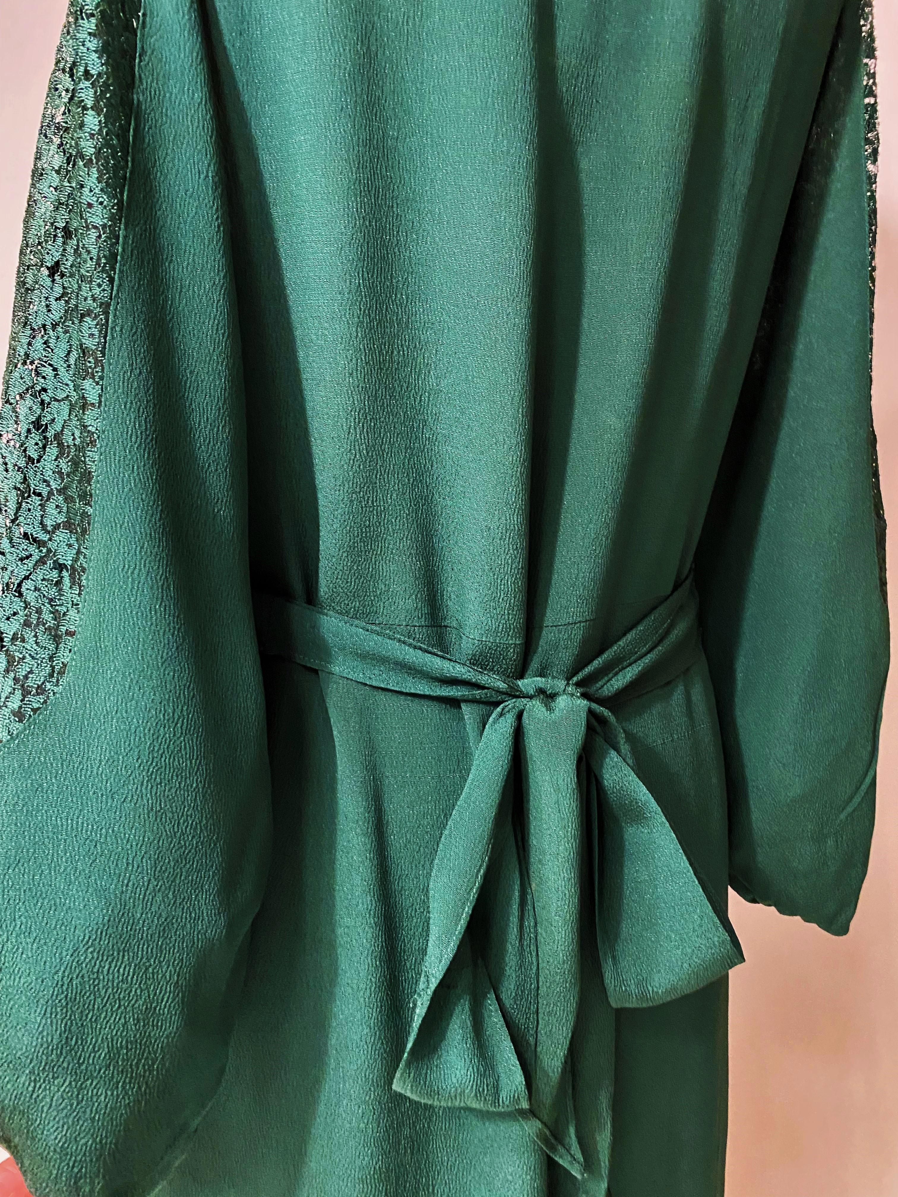 Smaragdgrünes Abendkleid aus Crêpe und Spitze - Frankreich um 1940 im Angebot 6