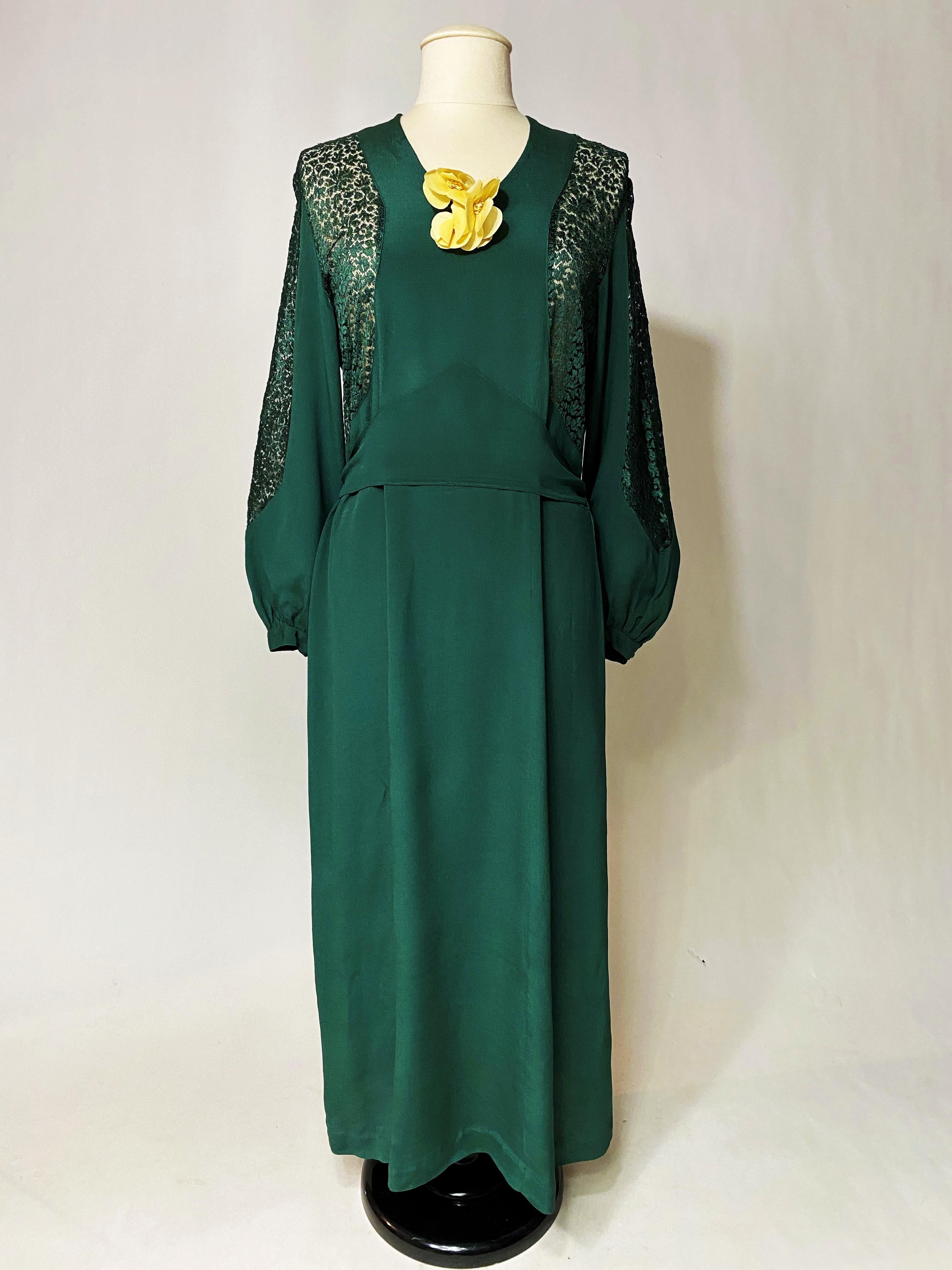 Smaragdgrünes Abendkleid aus Crêpe und Spitze - Frankreich um 1940 im Angebot 7