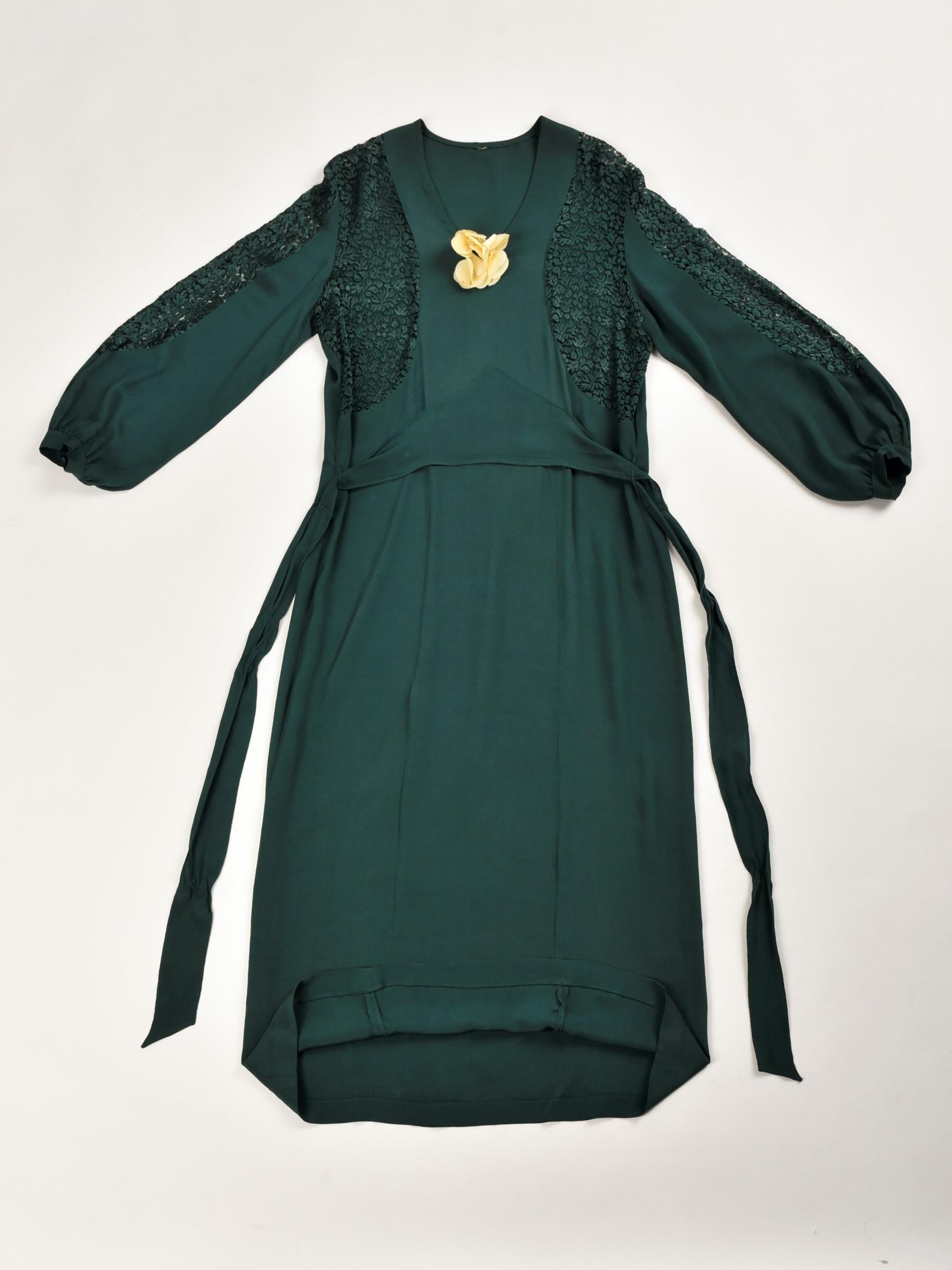Smaragdgrünes Abendkleid aus Crêpe und Spitze - Frankreich um 1940 im Angebot 8