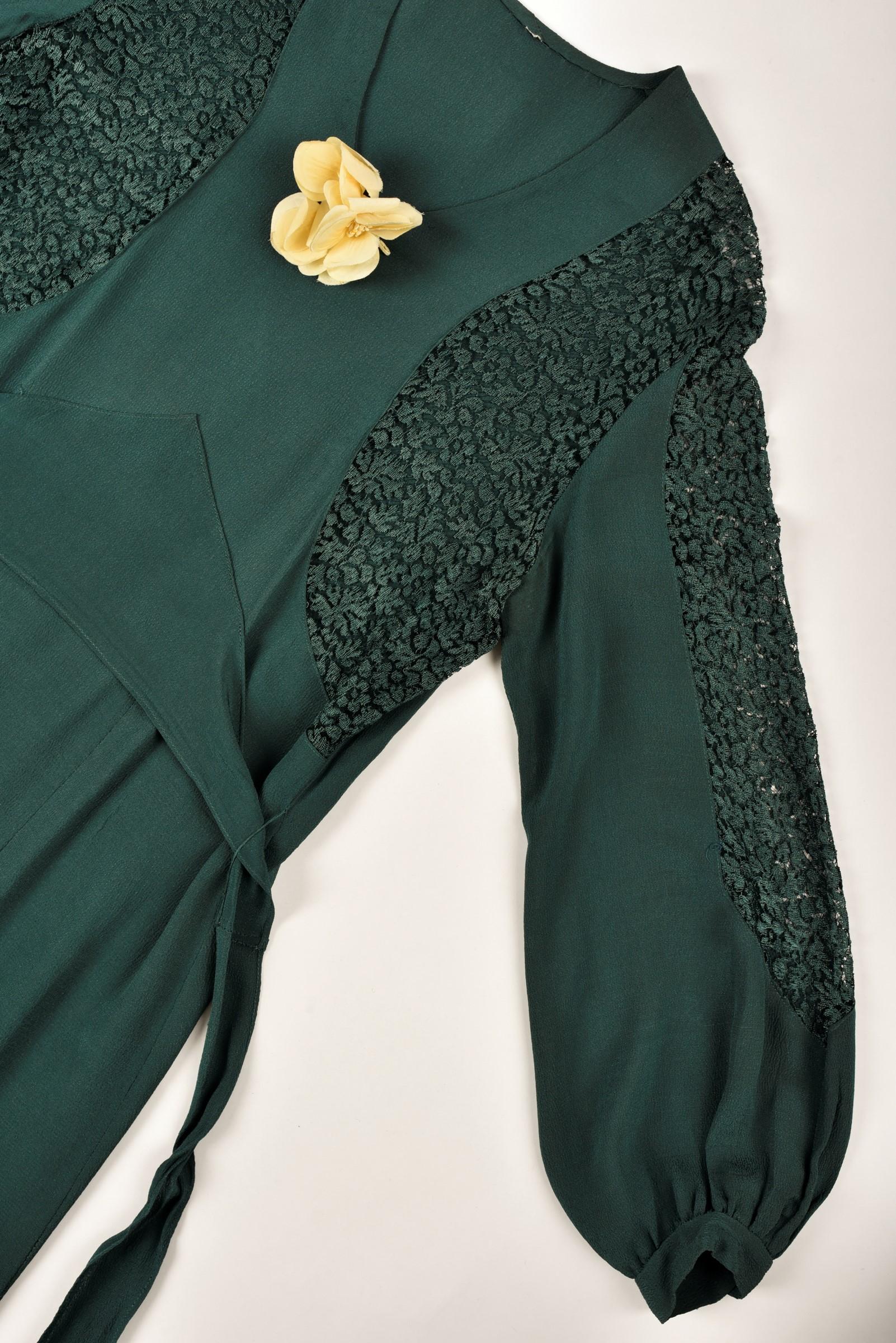 An Emerald green crepe and lace evening dress- France Circa 1940 For Sale 9