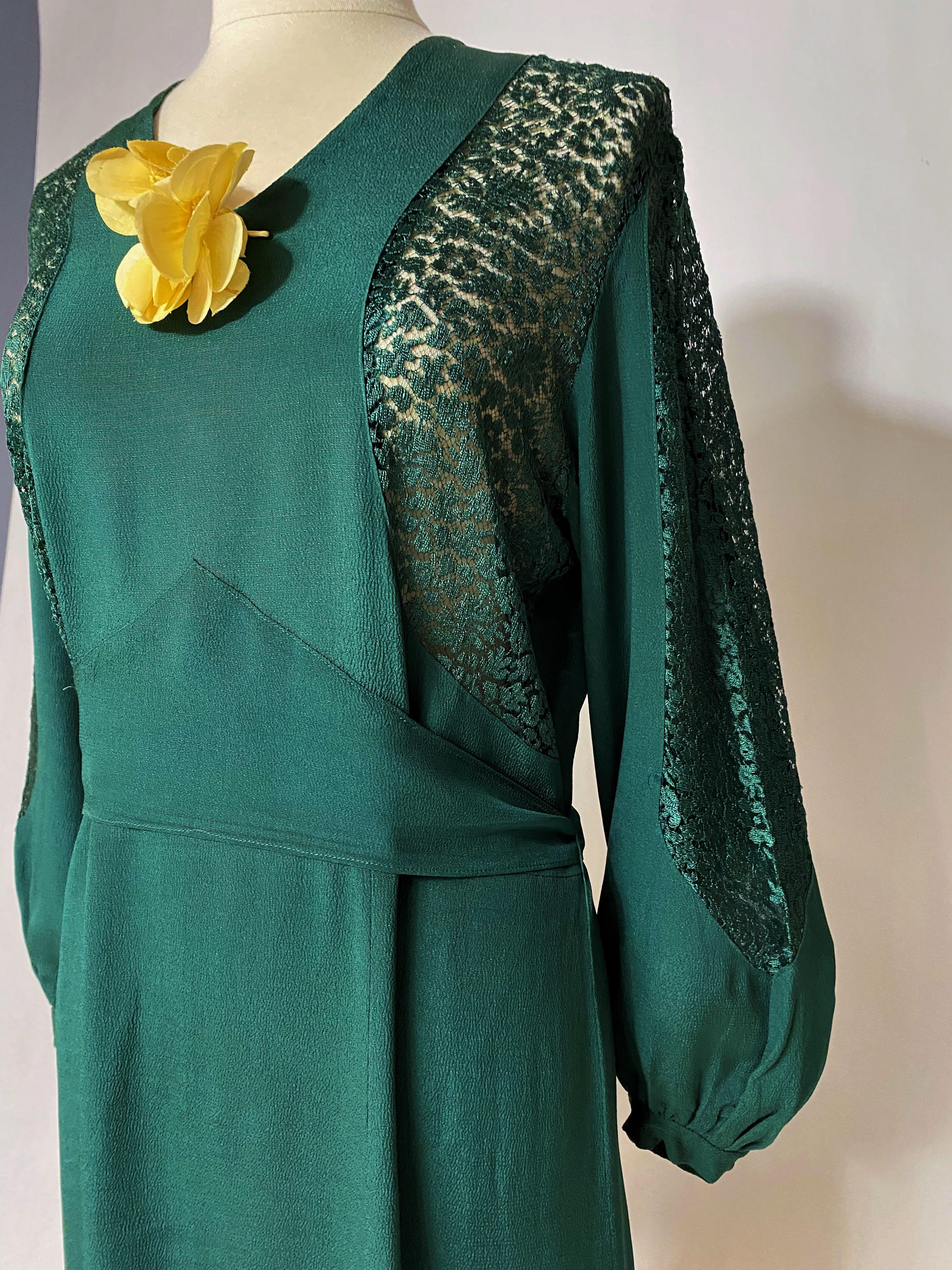 An Emerald green crepe and lace evening dress- France Circa 1940 In Good Condition For Sale In Toulon, FR