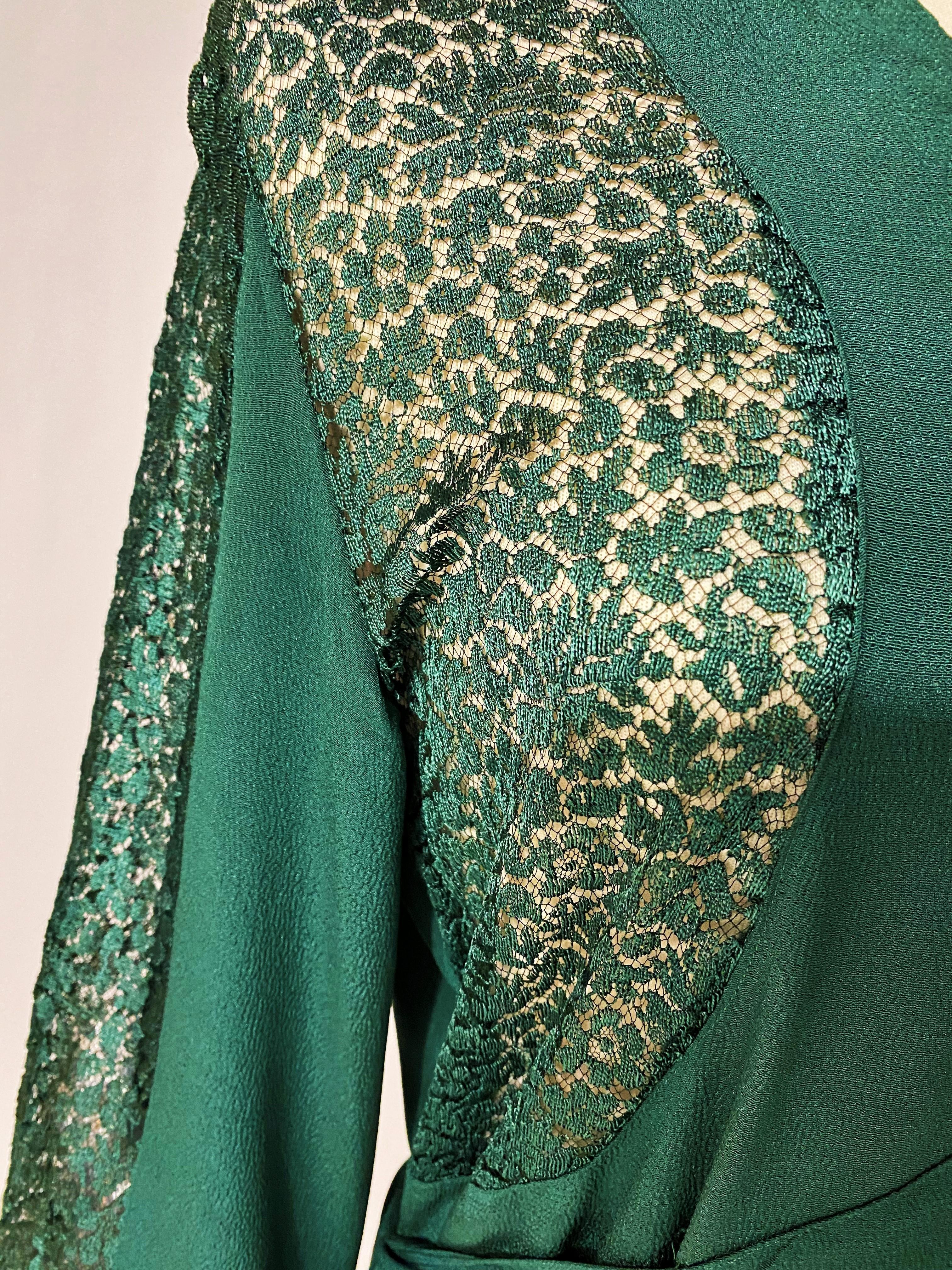 Women's An Emerald green crepe and lace evening dress- France Circa 1940 For Sale