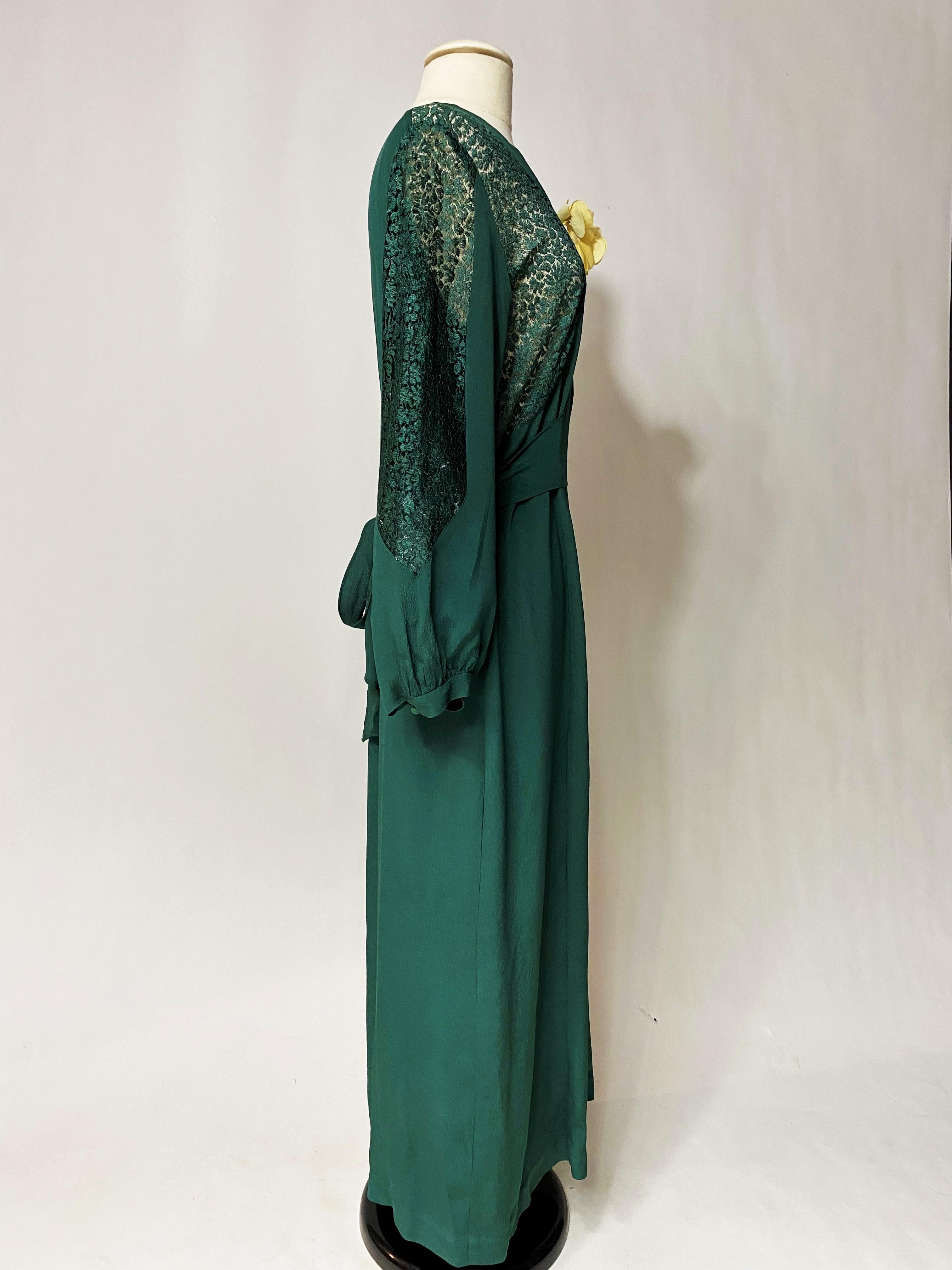 Smaragdgrünes Abendkleid aus Crêpe und Spitze - Frankreich um 1940 im Angebot 1
