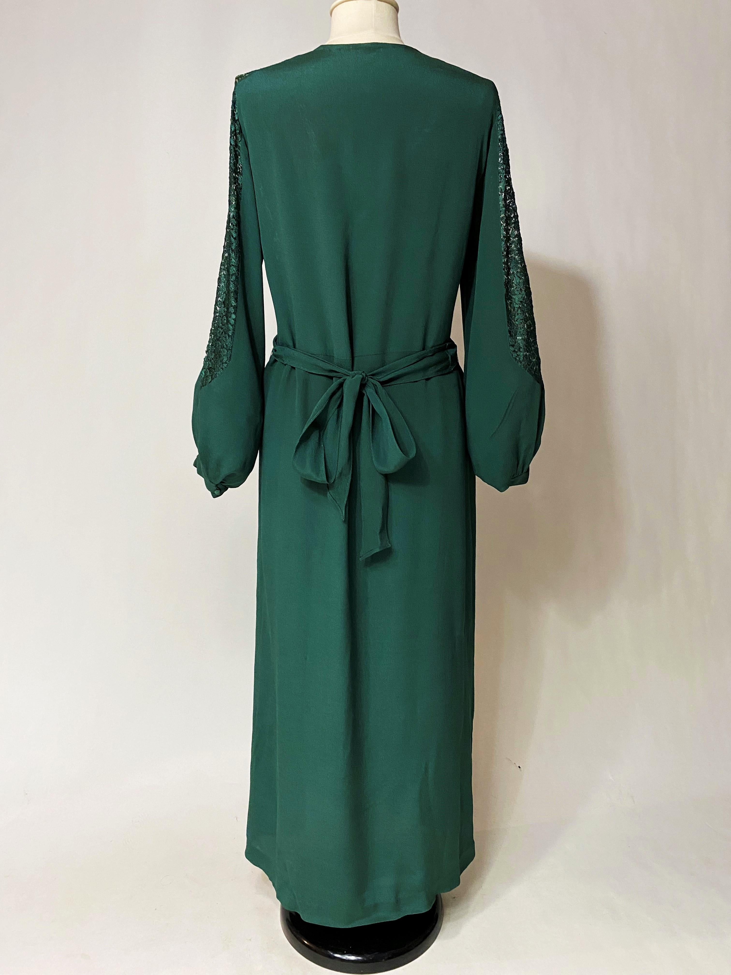 Smaragdgrünes Abendkleid aus Crêpe und Spitze - Frankreich um 1940 im Angebot 2
