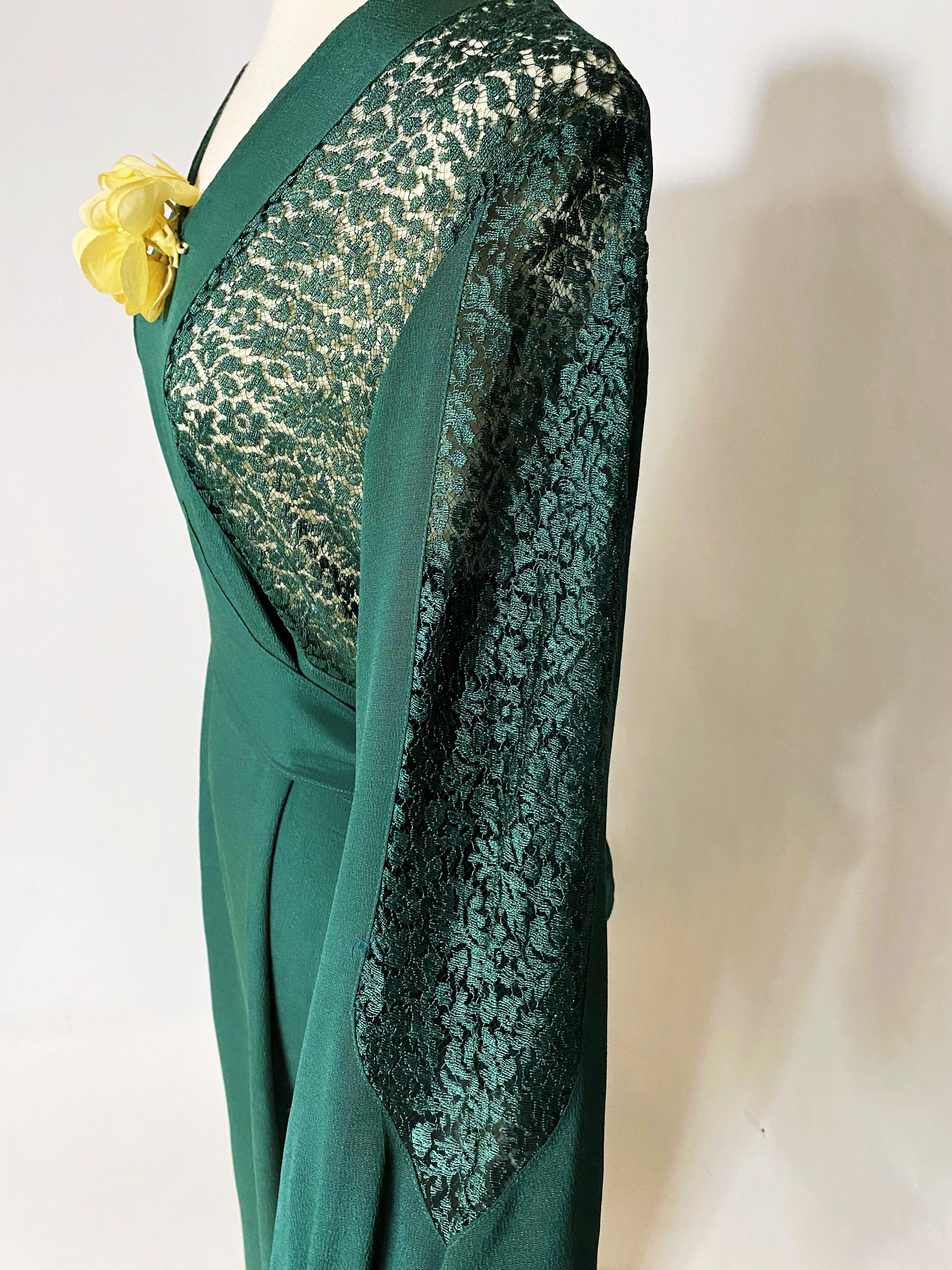 An Emerald green crepe and lace evening dress- France Circa 1940 For Sale 3