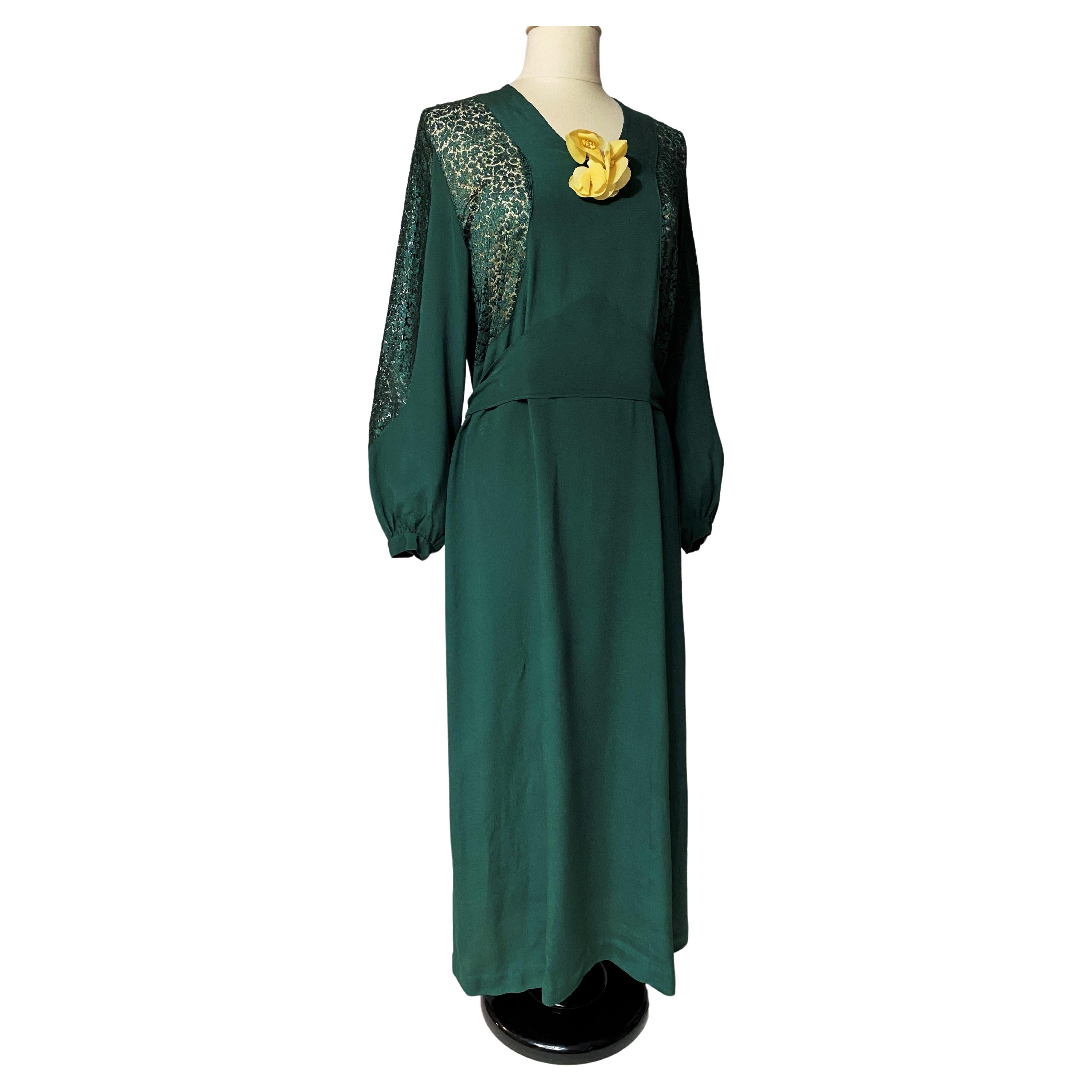 Smaragdgrünes Abendkleid aus Crêpe und Spitze - Frankreich um 1940 im Angebot