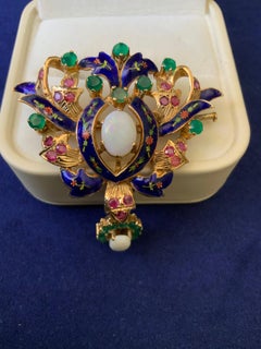 Eine Brosche aus Smaragd, Opal und rubinblauem Emaille aus 14k Gold
