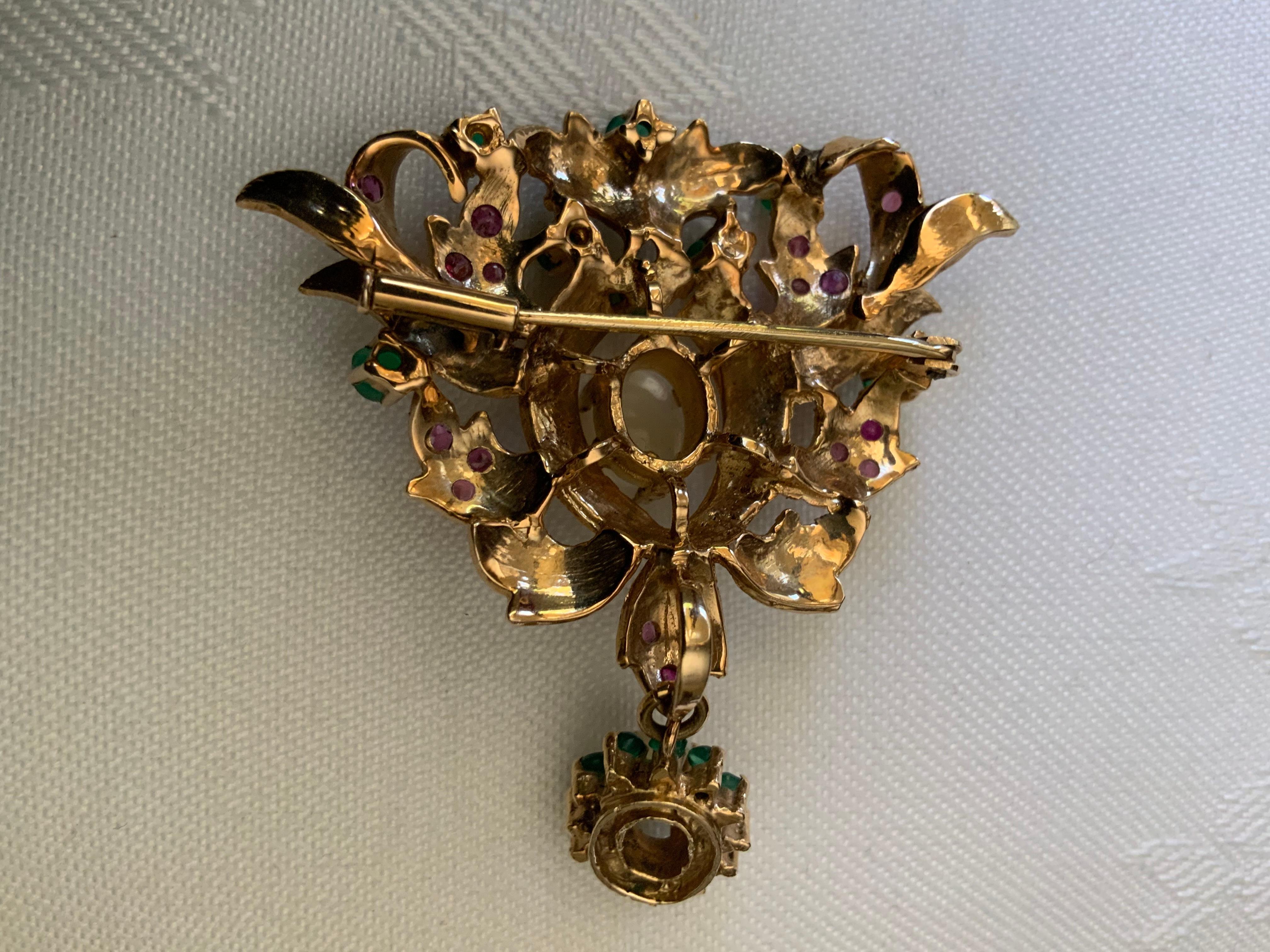 An Emerald, Opal And Ruby Blue Enamel 14k Gold Brooch In Good Condition For Sale In Guaynabo, PR