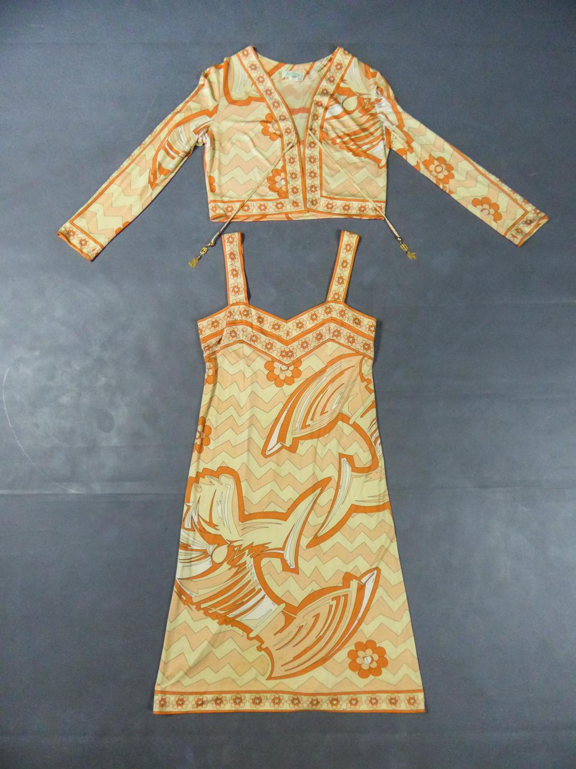 Circa 1960/1970
Italy

Emilio Pucci summer dress and vest set in psychedelic printed silk jersey in shades of orange, light orange, yellow and white from the 1960s. Straight fit and slightly skin-tight without sleeves. Vest with long sleeves that