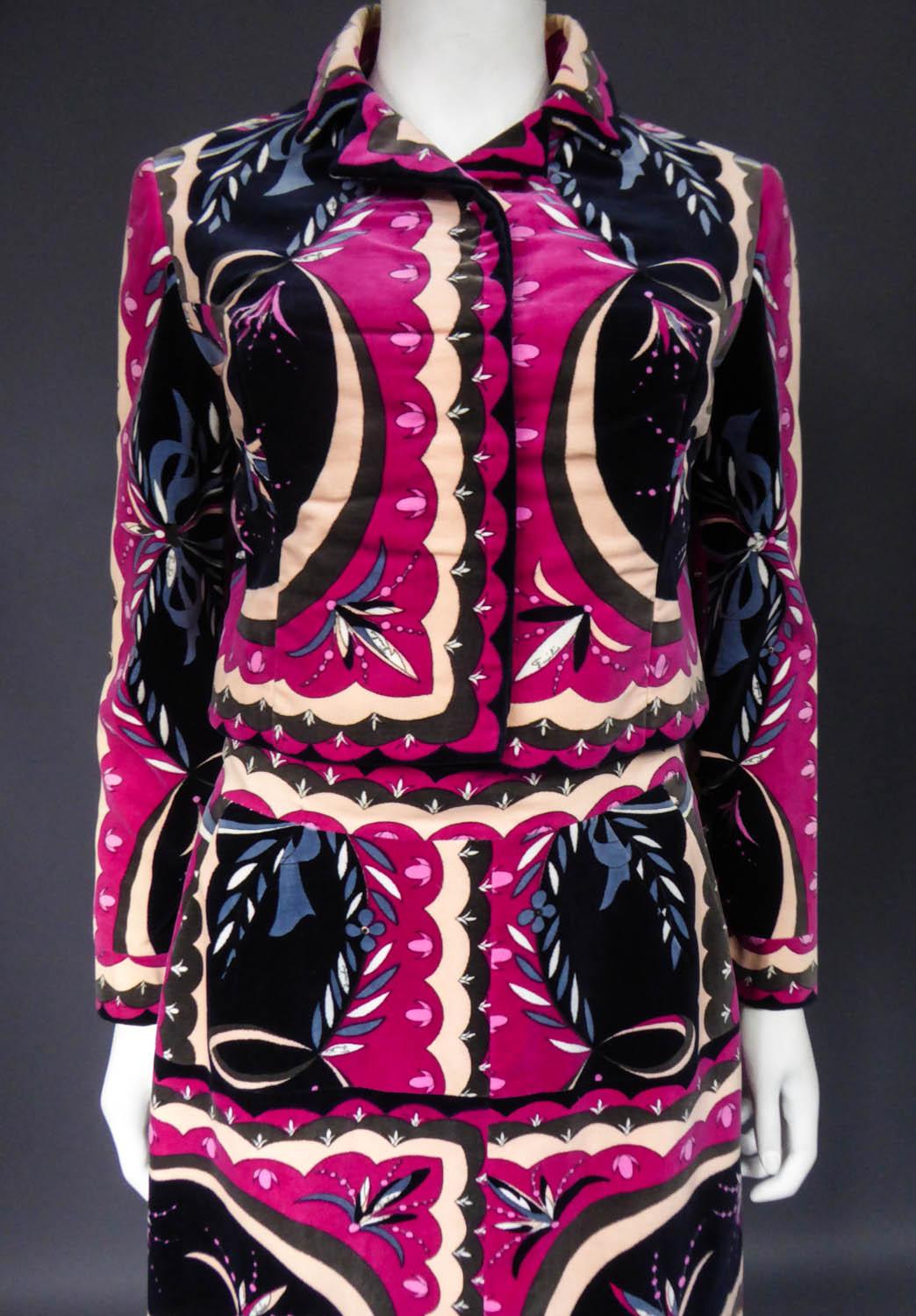 Emilio Pucci Bedruckte Jacke und Rock aus Samt, CIRCA 1970 im Angebot 9