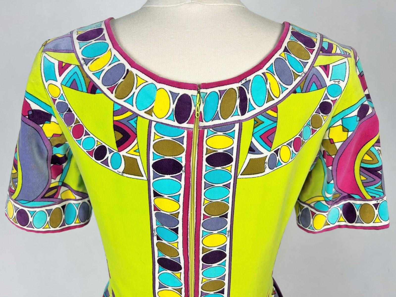 Ein Emilio Pucci bedrucktes Samtkleidchen - Italien CIRCA 1970-1975 im Angebot 7