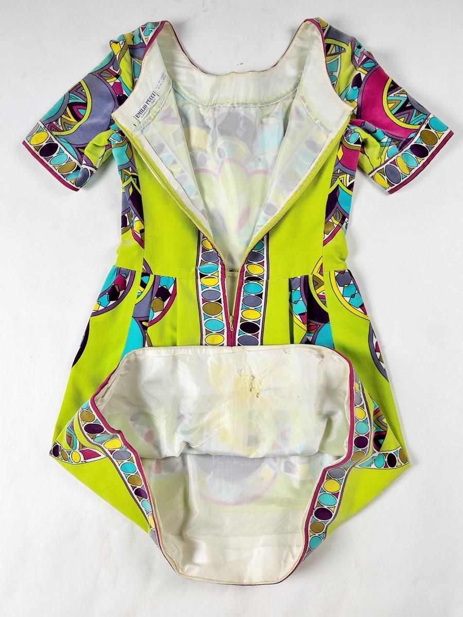 Ein Emilio Pucci bedrucktes Samtkleidchen - Italien CIRCA 1970-1975 im Angebot 9