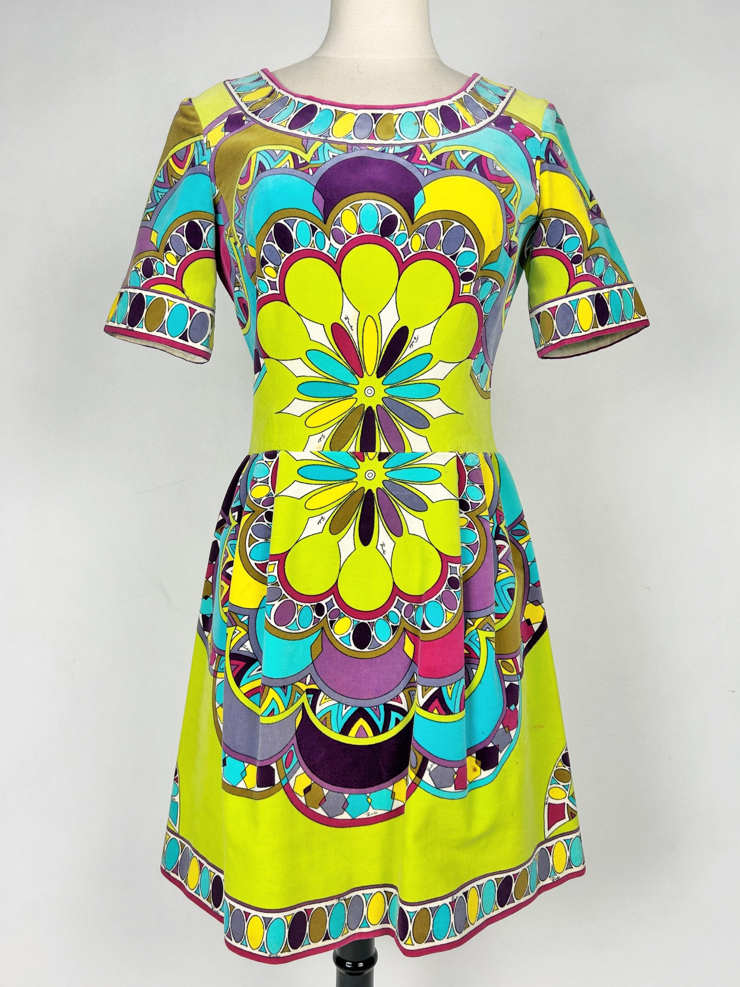 CIRCA 1970-1975. Italien
Ikonisches Kleidchen aus bedrucktem Samt aus dem berühmten Modehaus Emilio Pucci in Florenz aus den 1970er Jahren. Taillierter Schnitt, ovaler Ausschnitt, kurze Ärmel, Reißverschluss am Rücken und Faltenrock für mehr