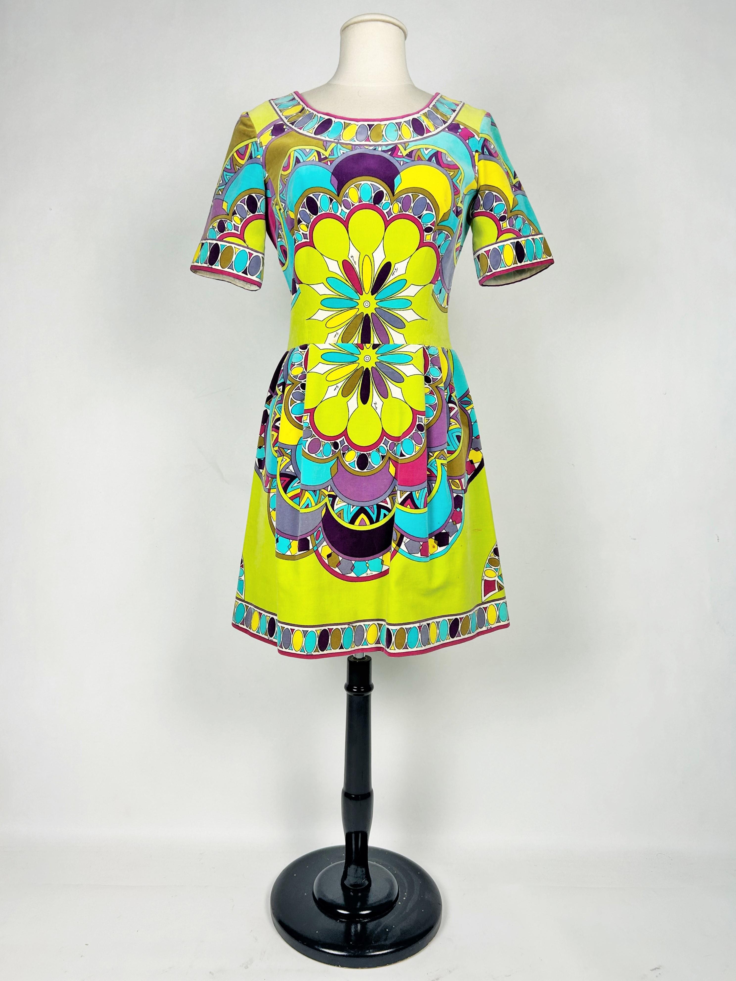 Ein Emilio Pucci bedrucktes Samtkleidchen - Italien CIRCA 1970-1975 im Zustand „Gut“ im Angebot in Toulon, FR
