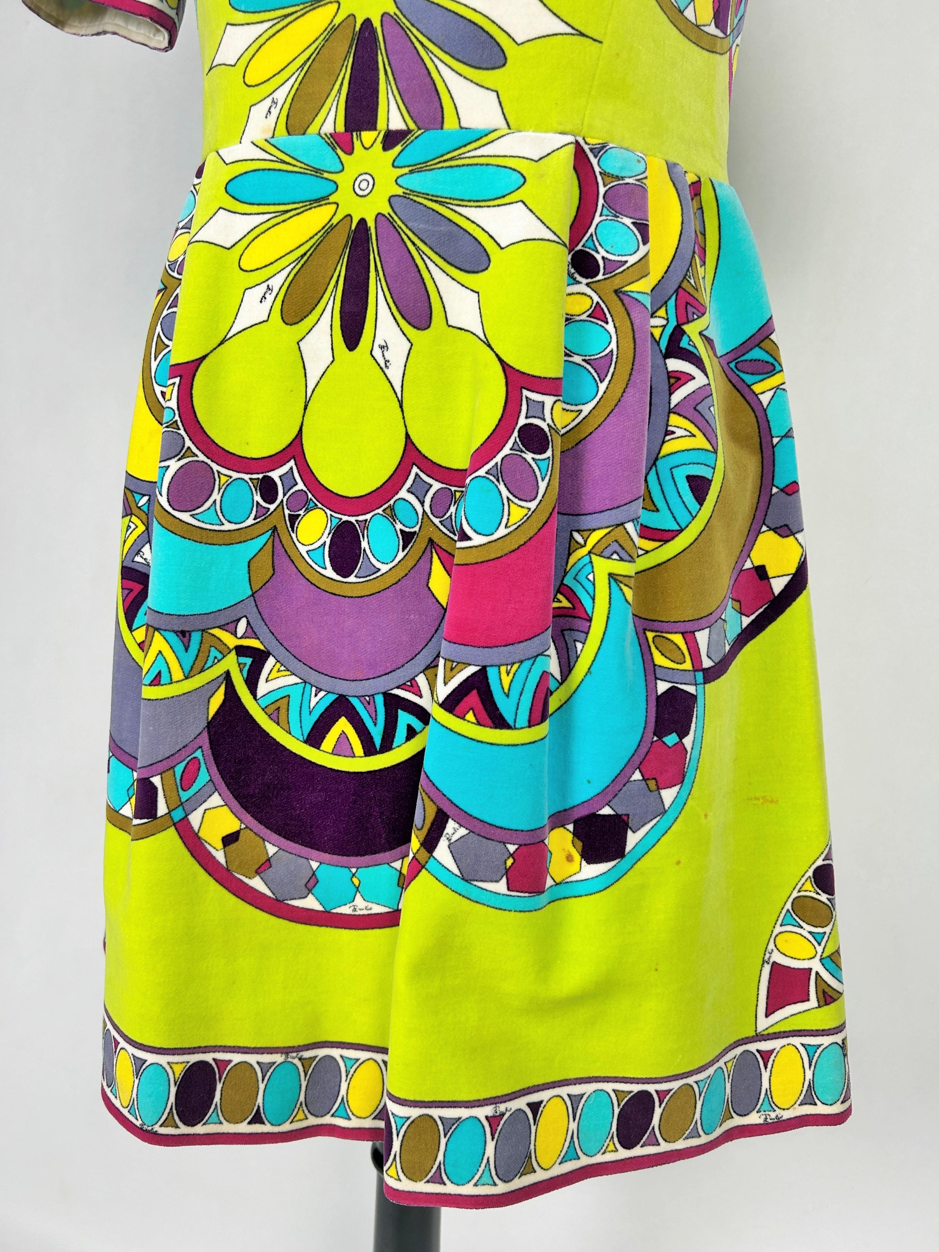 Ein Emilio Pucci bedrucktes Samtkleidchen - Italien CIRCA 1970-1975 Damen im Angebot