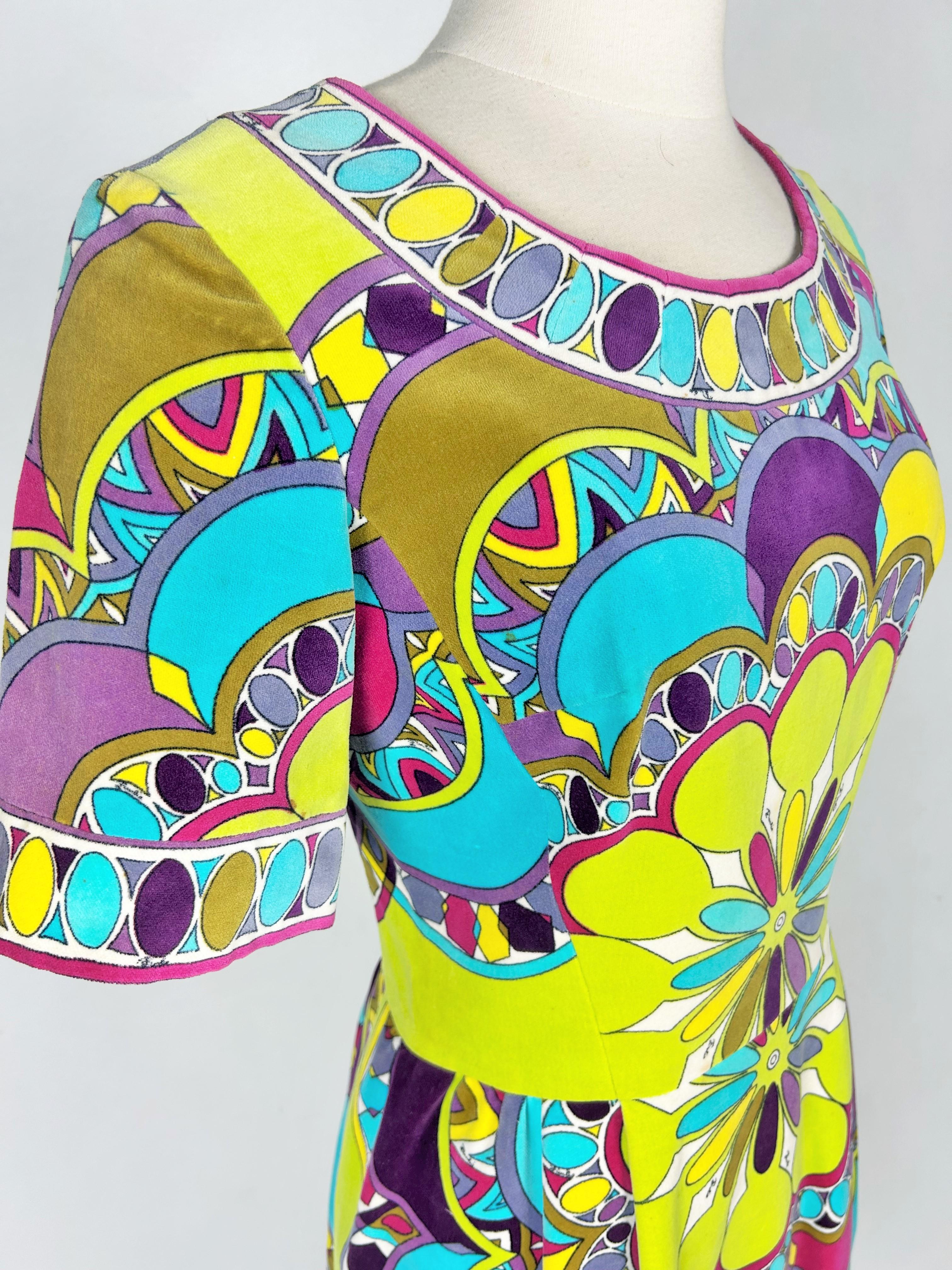 Ein Emilio Pucci bedrucktes Samtkleidchen - Italien CIRCA 1970-1975 im Angebot 2