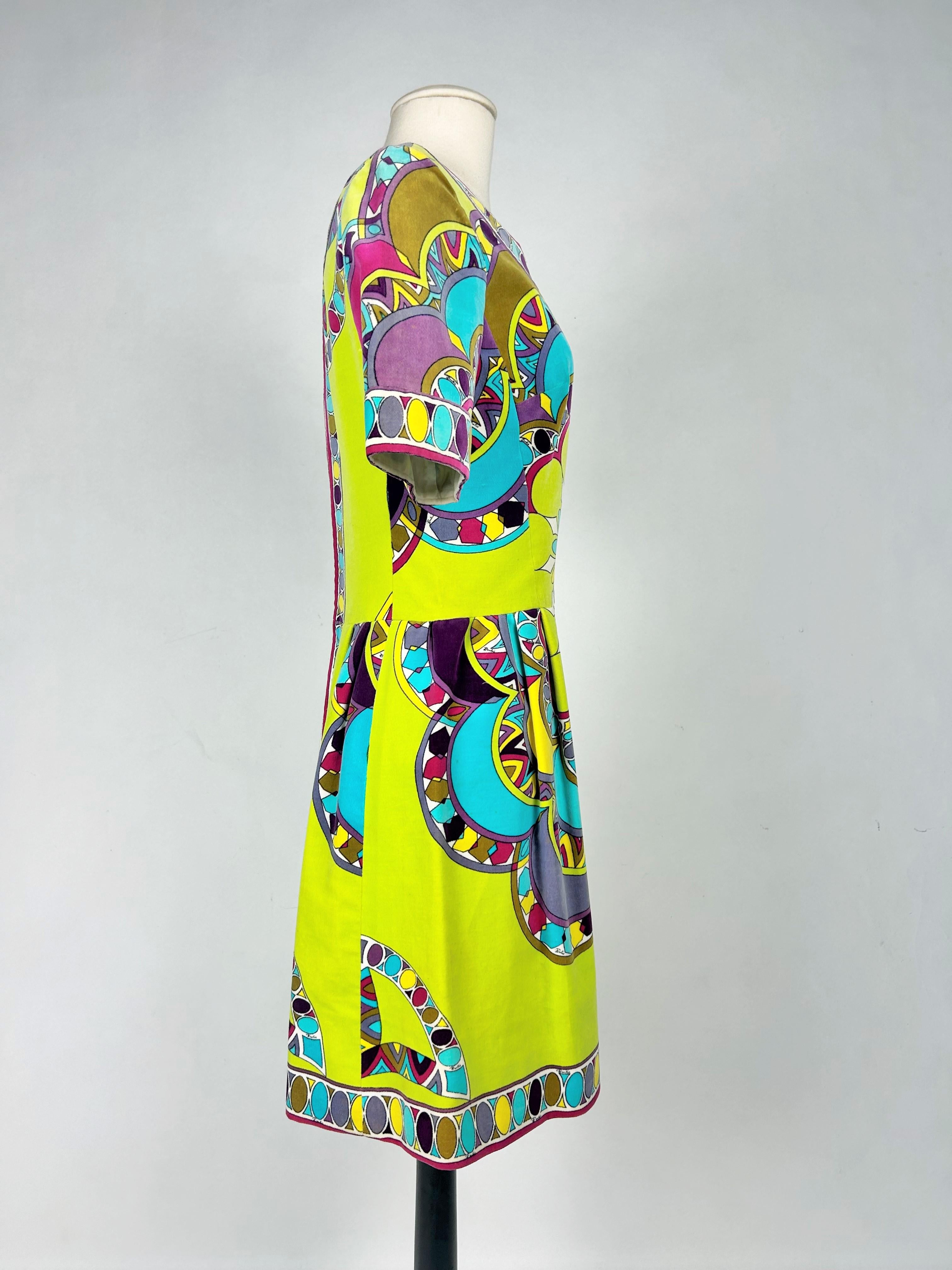 Ein Emilio Pucci bedrucktes Samtkleidchen - Italien CIRCA 1970-1975 im Angebot 3
