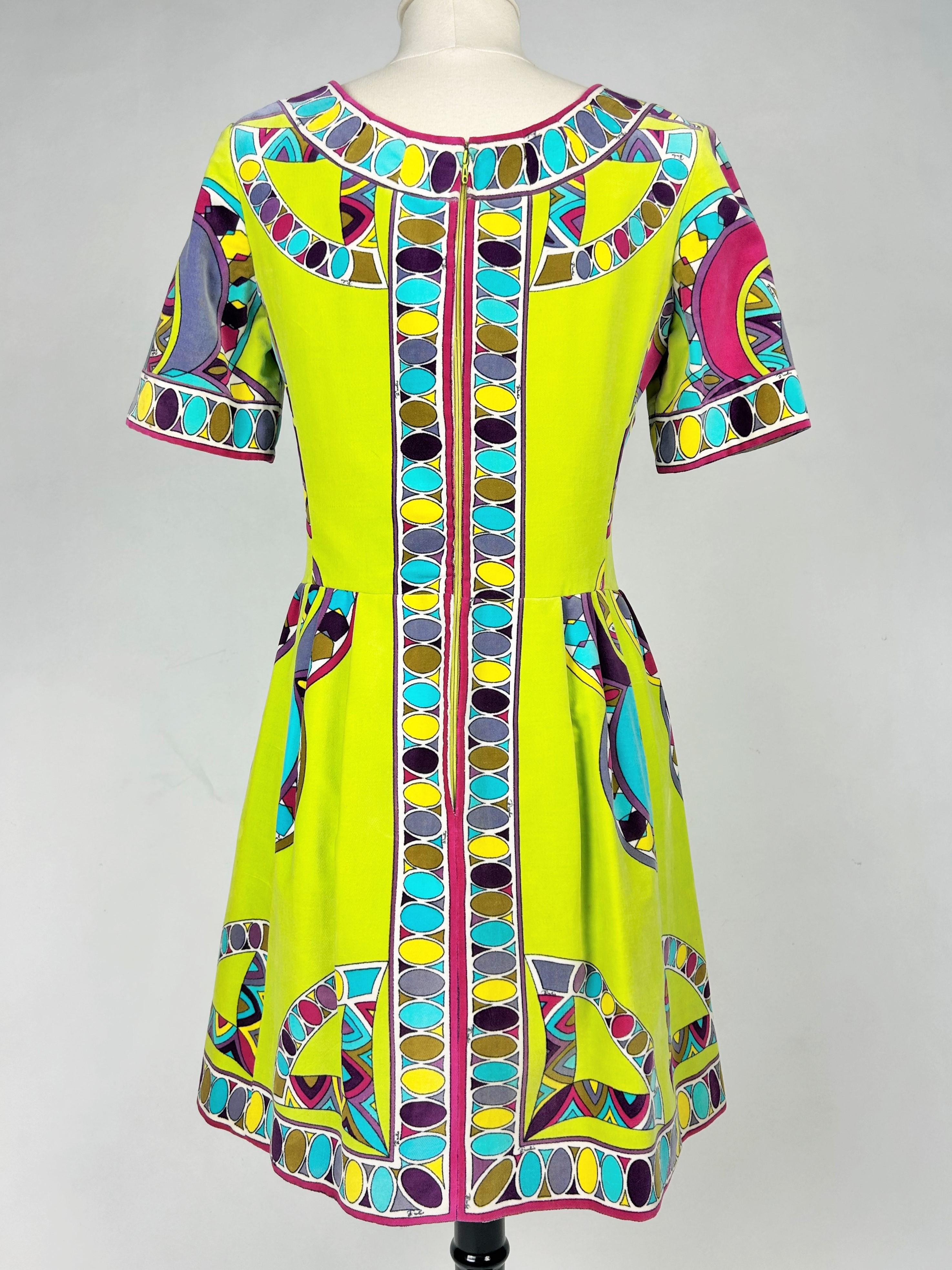 Ein Emilio Pucci bedrucktes Samtkleidchen - Italien CIRCA 1970-1975 im Angebot 4