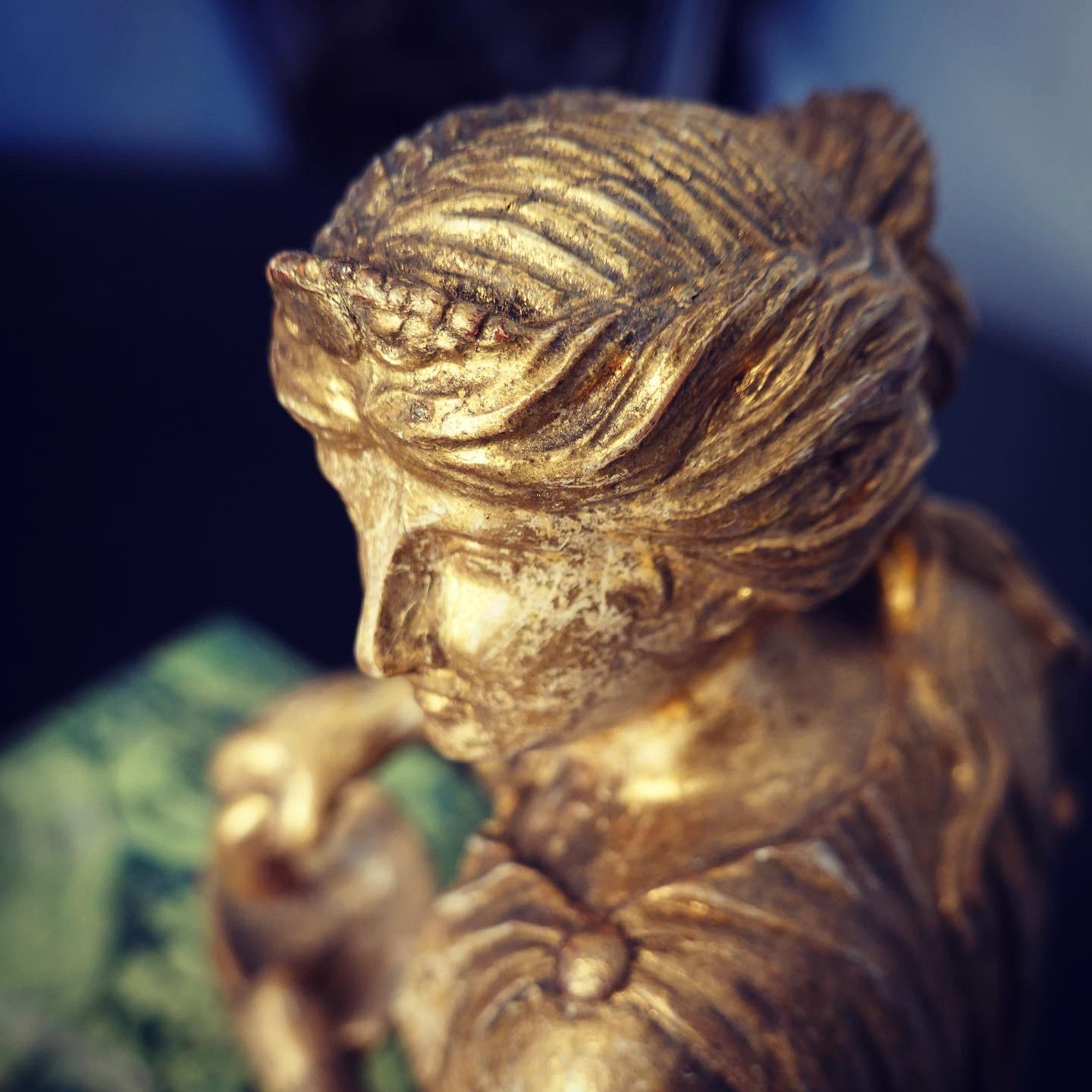 Sculpté à la main Pendule de cheminée de l'Empire russe en bois doré sculpté et fausse malachite peinte en vente
