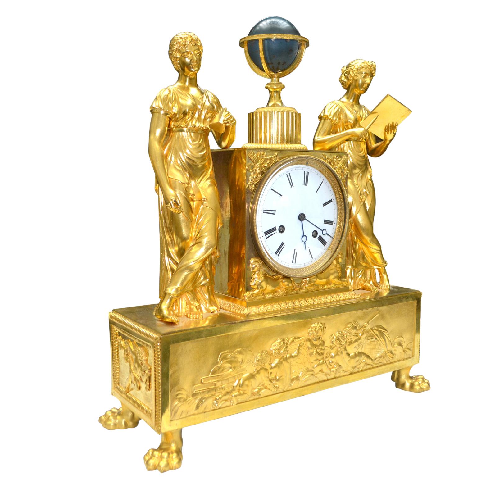  Allegorische Uhr aus vergoldeter Bronze des französischen Kaiserreichs, die die astronomischen Wissenschaften darstellt (Empire) im Angebot