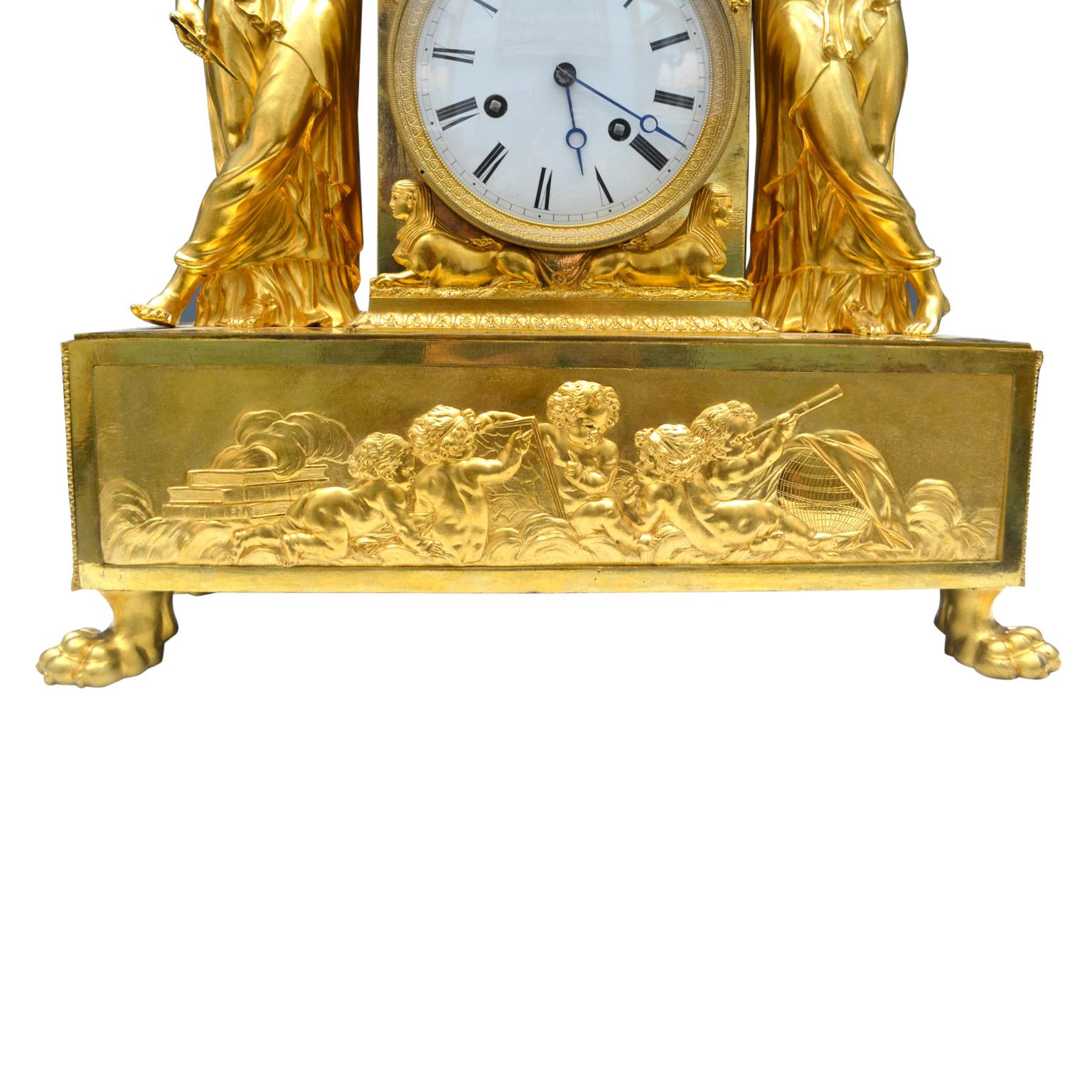  Allegorische Uhr aus vergoldeter Bronze des französischen Kaiserreichs, die die astronomischen Wissenschaften darstellt (Französisch) im Angebot