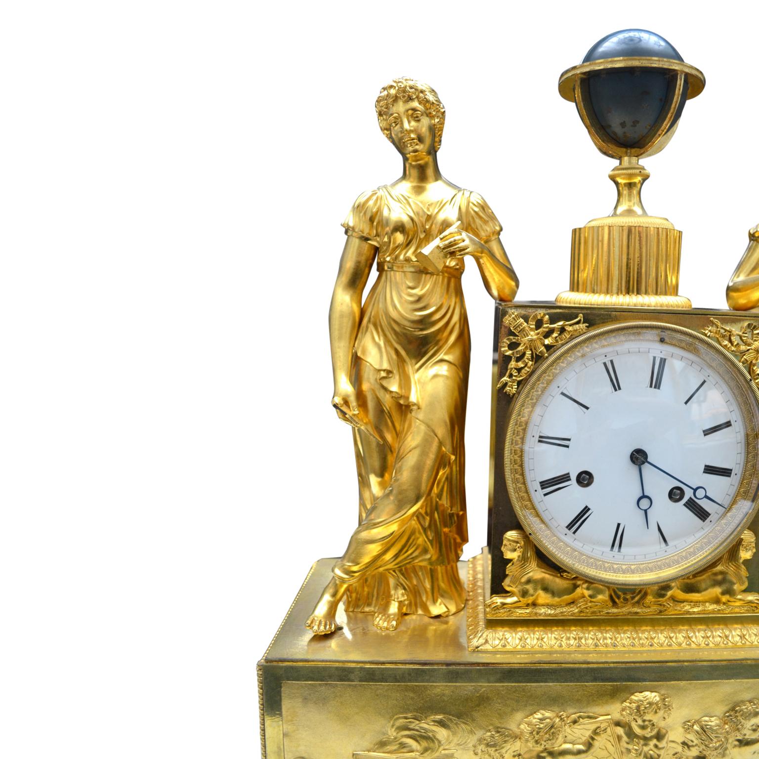 Allegorische Uhr aus vergoldeter Bronze des französischen Kaiserreichs, die die astronomischen Wissenschaften darstellt (Vergoldet) im Angebot