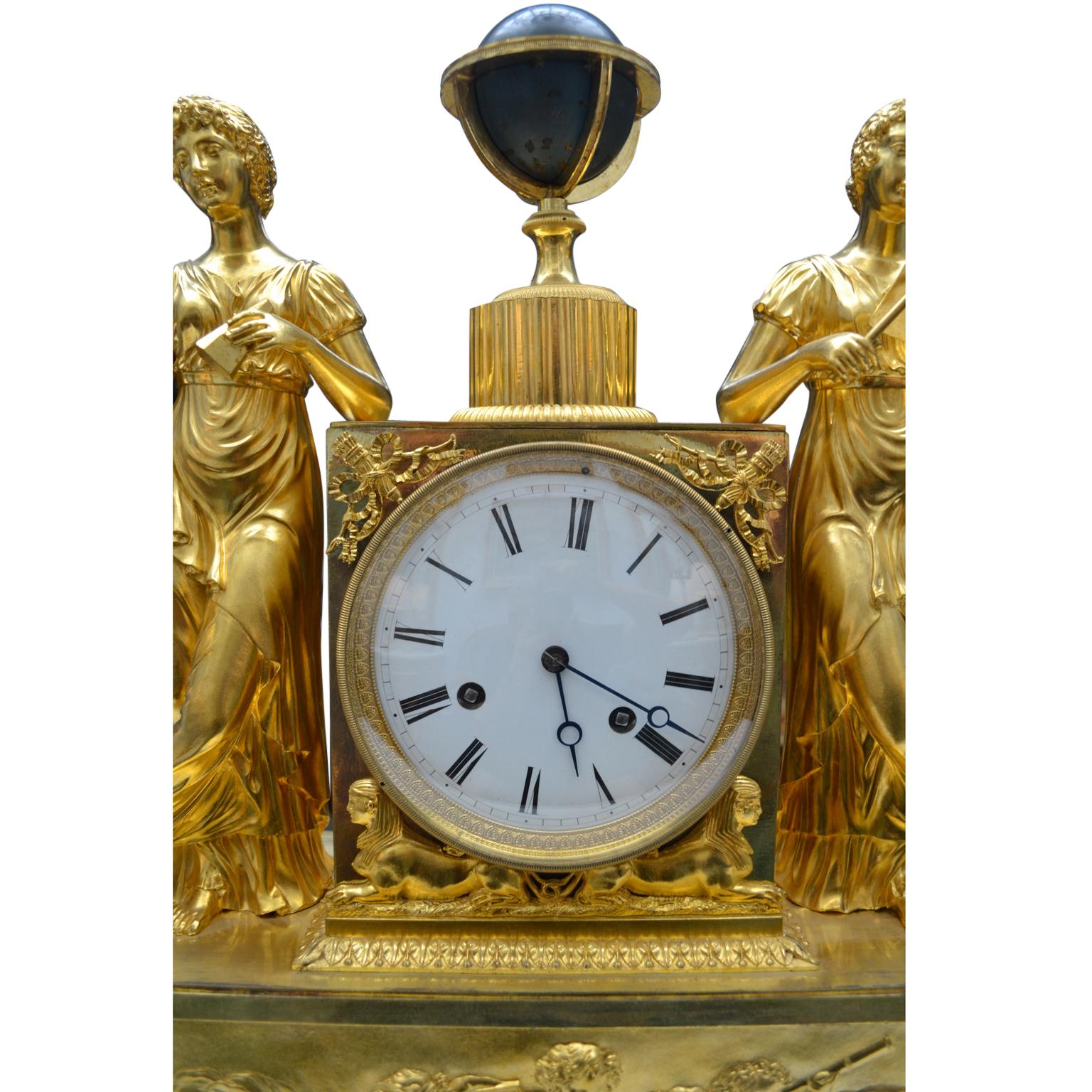  Allegorische Uhr aus vergoldeter Bronze des französischen Kaiserreichs, die die astronomischen Wissenschaften darstellt (19. Jahrhundert) im Angebot