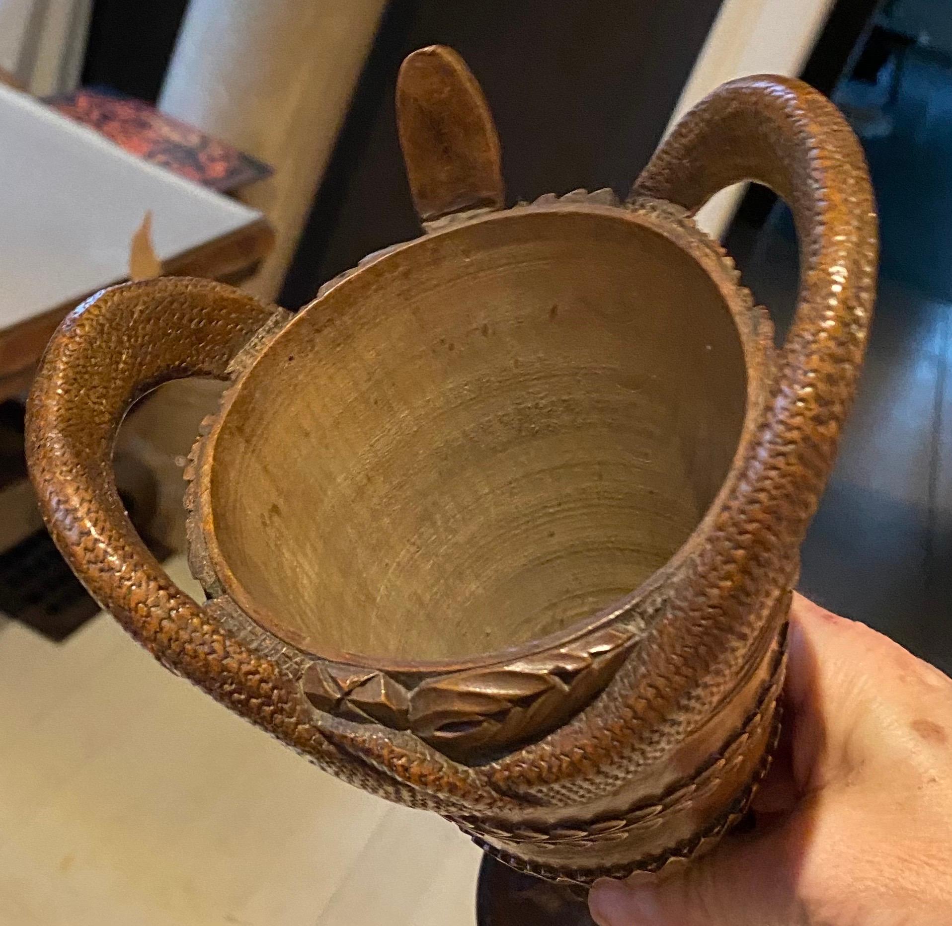 Vaso impero con coperchio in legno di frutta, Francia, inizio XIX secolo In condizioni buone in vendita a Spencertown, NY