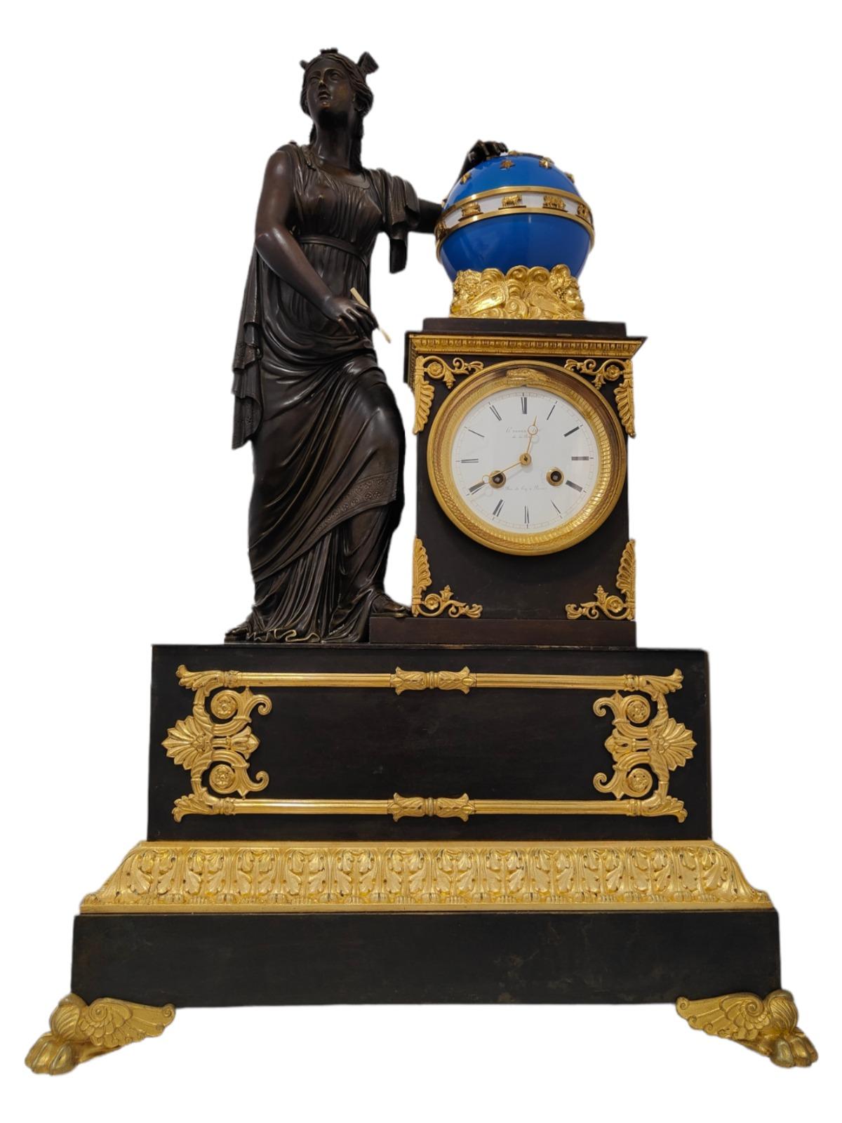 Pendule de cheminée Empire par H.Robert-Horloger De La Reine, Paris, datant d'environ 1820-1830
Superbe pendule de cheminée Empire en bronze doré et patiné de huit jours, signée sur le cadran en émail blanc H.Robert-Horloger à la Reine. Le cadran