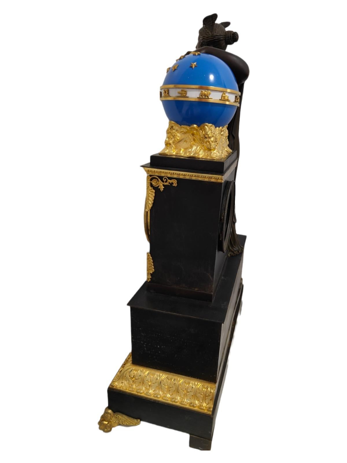 Empire Mantel Clock by H.Robert-Horloger De La Reine, Paris, circa 1820 In Good Condition For Sale In Madrid, ES