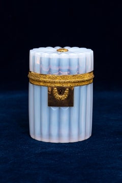 Caja rusa con tapa de cristal opalino montada en ormolina de la época imperial