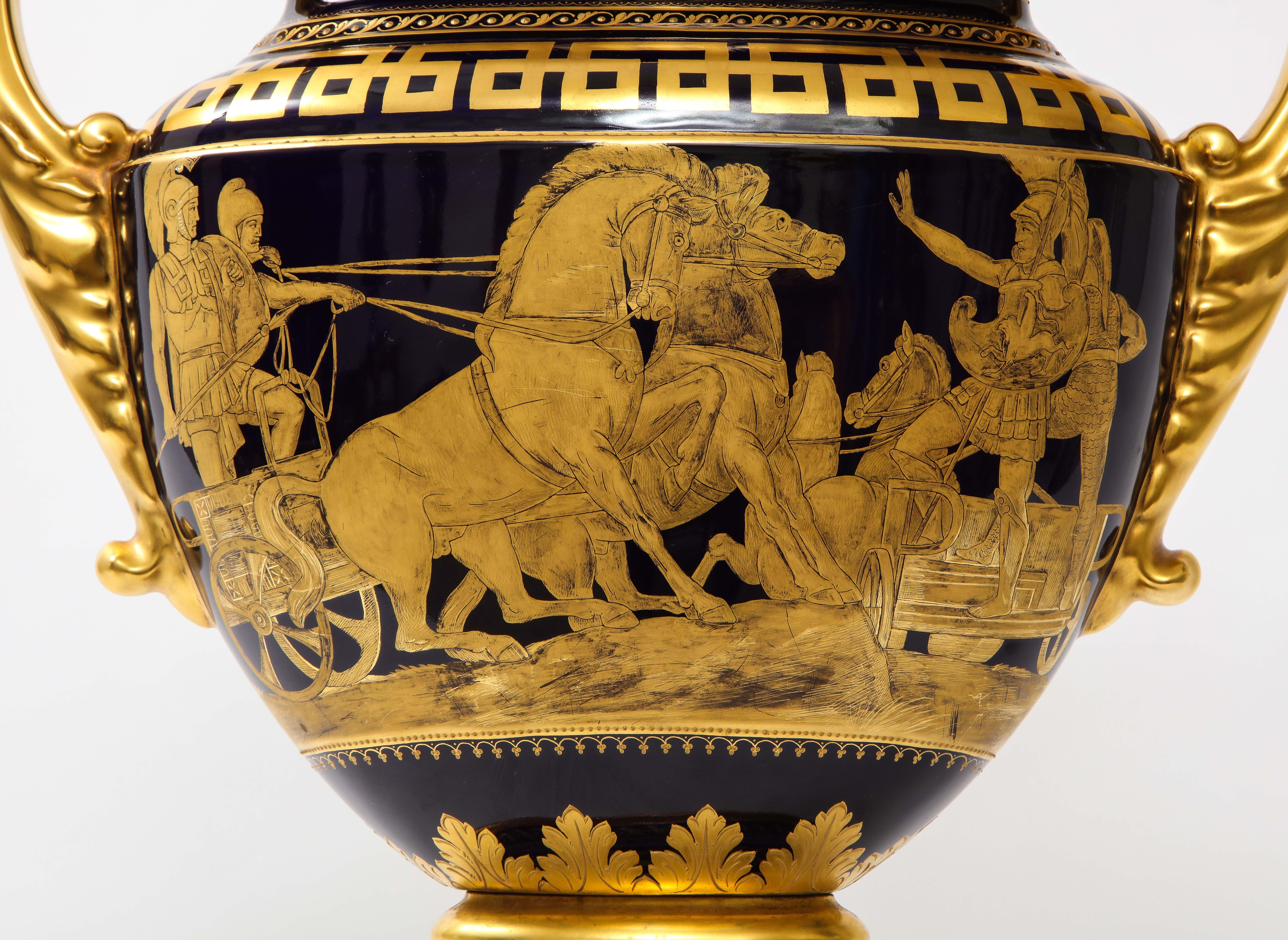 Jarrón Krater de porcelana dorada y azul cobalto de estilo Imperio, de Hutschenreuther en venta 3