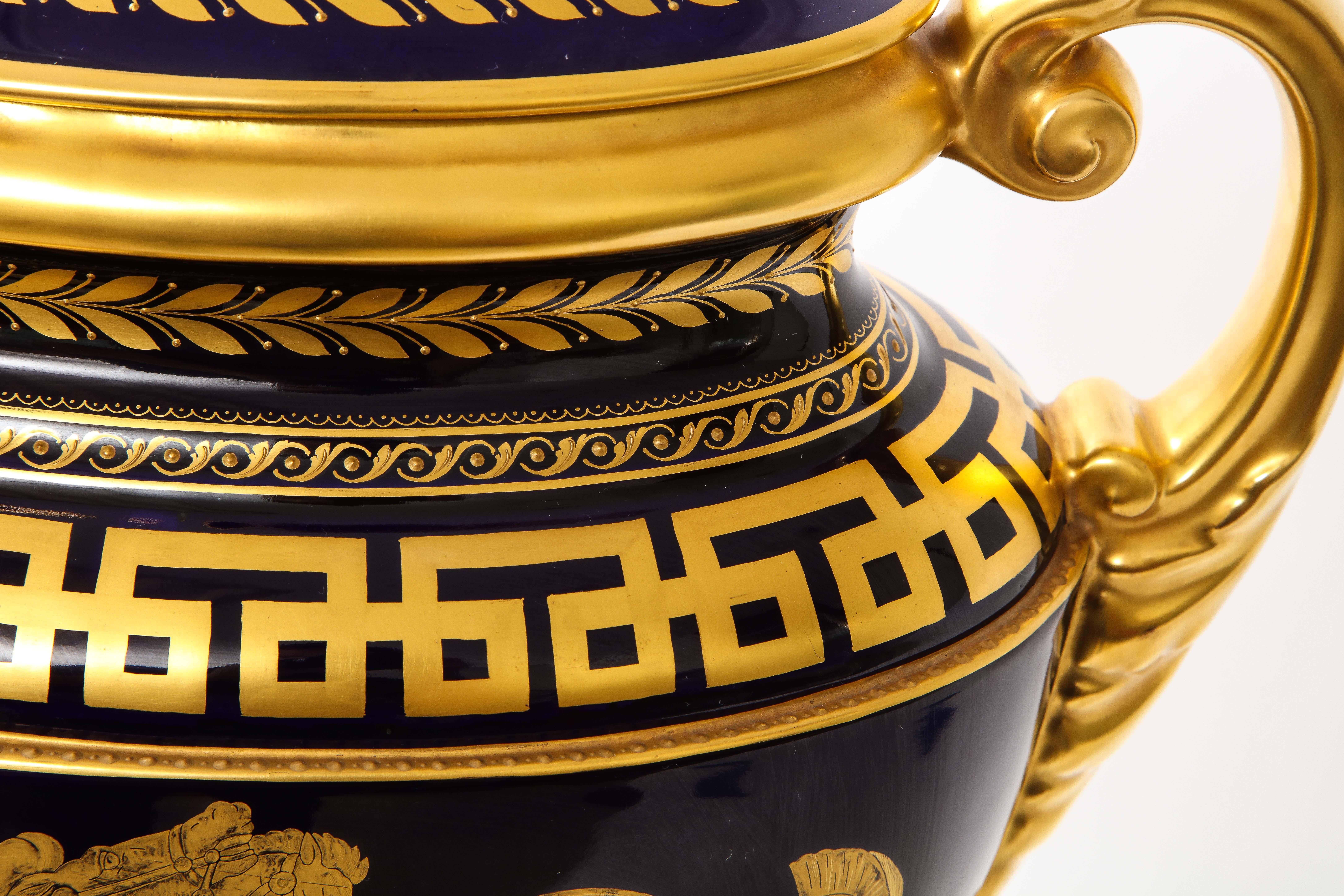 Jarrón Krater de porcelana dorada y azul cobalto de estilo Imperio, de Hutschenreuther en venta 4