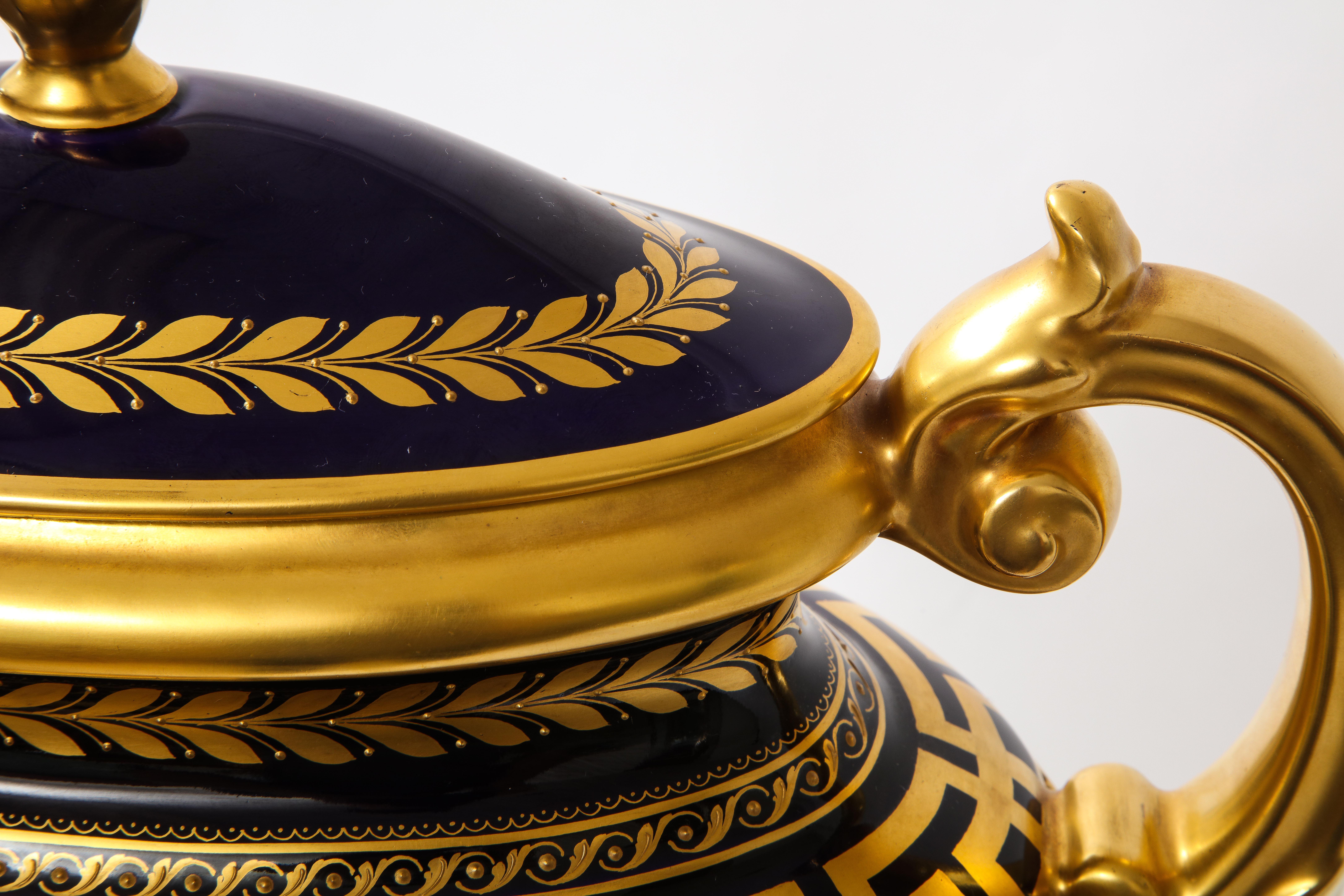 Jarrón Krater de porcelana dorada y azul cobalto de estilo Imperio, de Hutschenreuther en venta 5