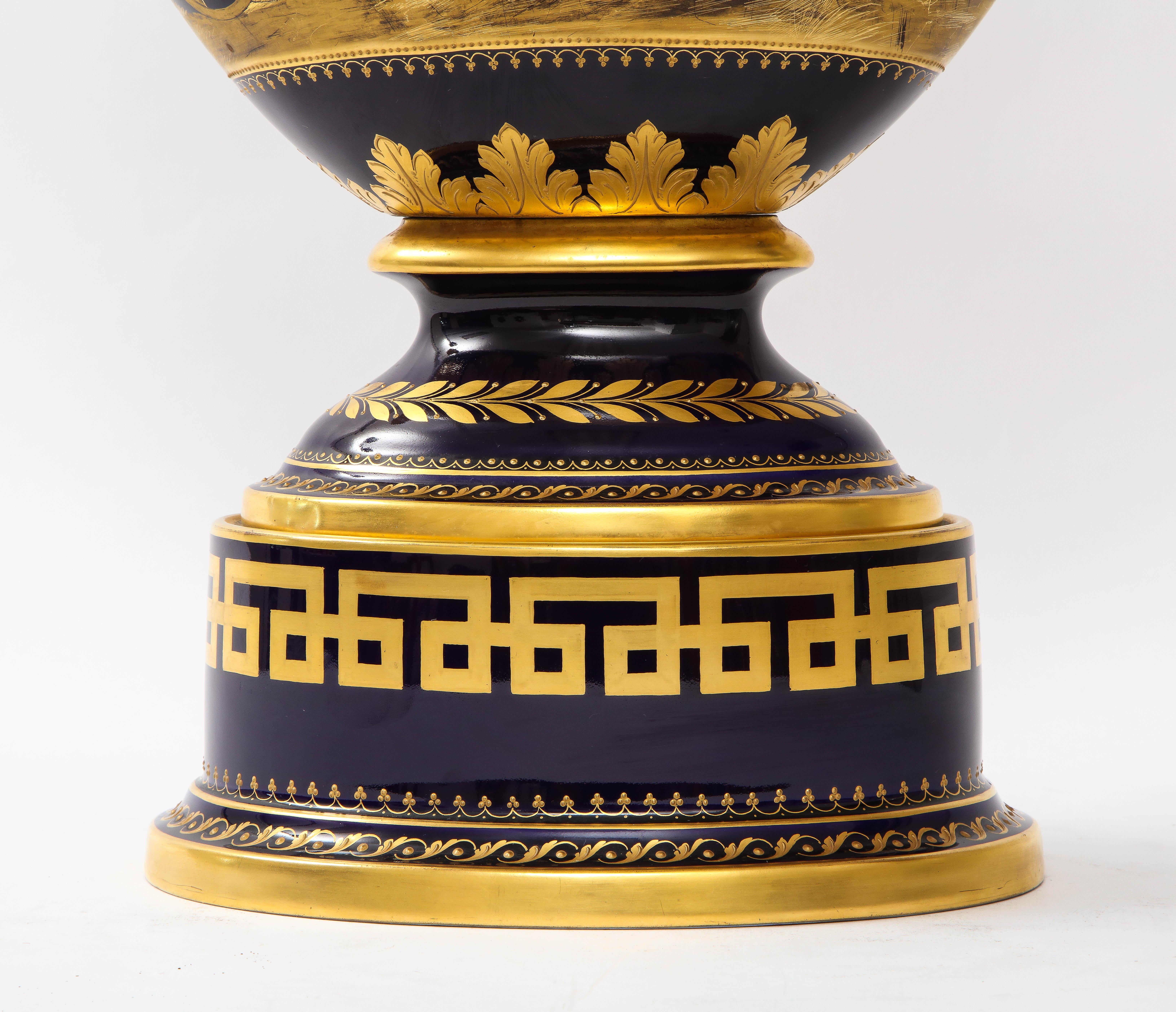 Jarrón Krater de porcelana dorada y azul cobalto de estilo Imperio, de Hutschenreuther en venta 7