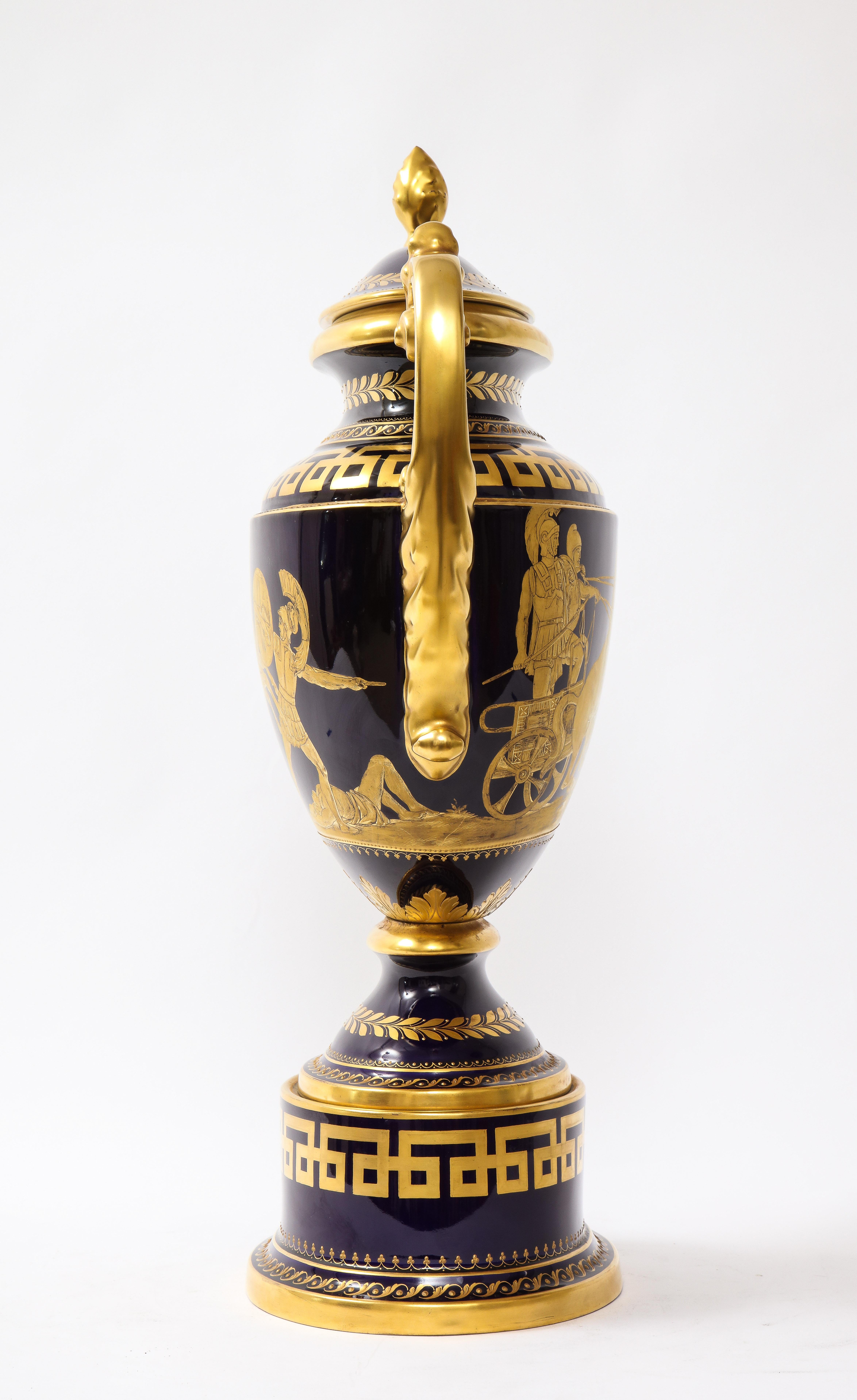 Jarrón Krater de porcelana dorada y azul cobalto de estilo Imperio, de Hutschenreuther Alemán en venta