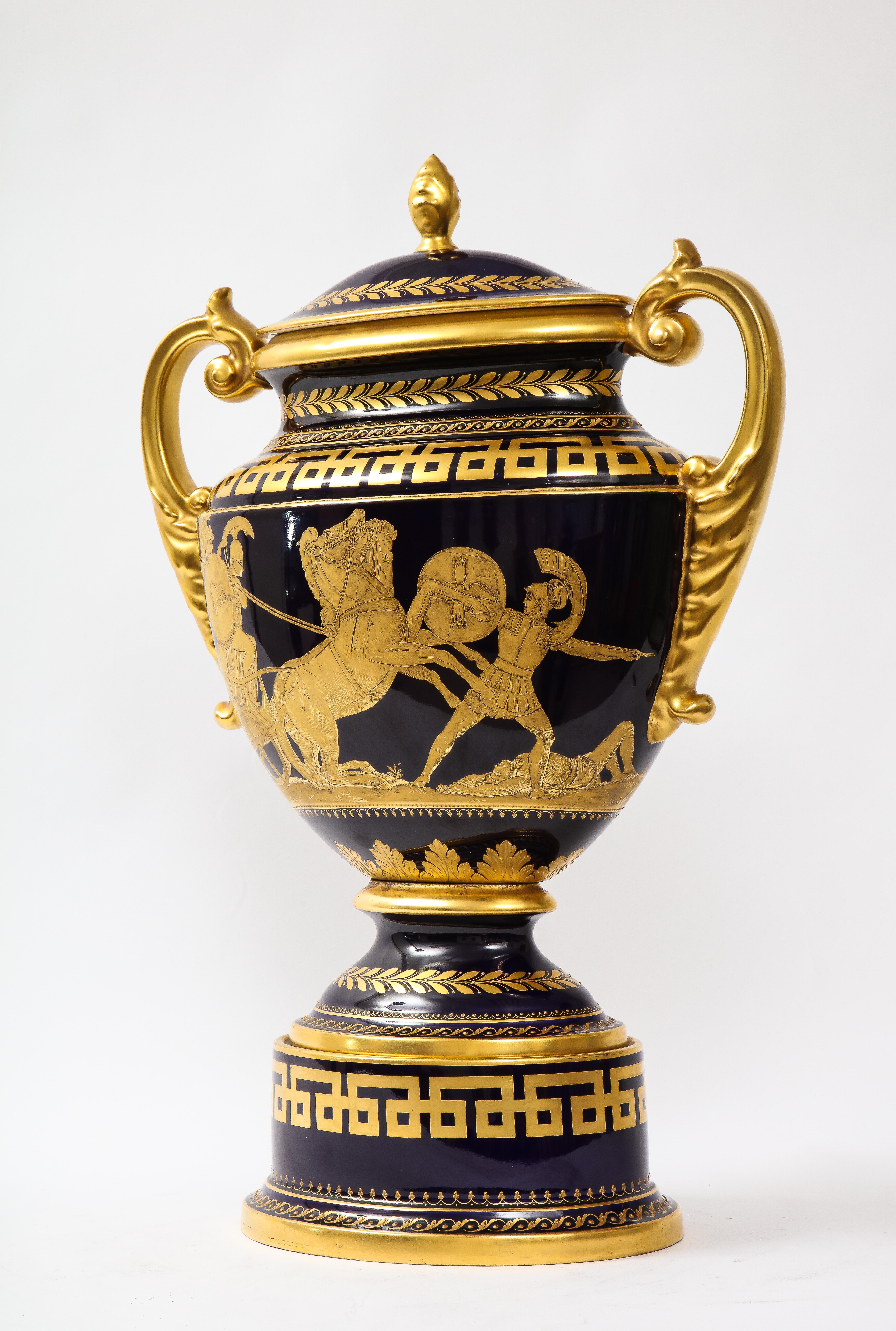 Jarrón Krater de porcelana dorada y azul cobalto de estilo Imperio, de Hutschenreuther Pintado a mano en venta